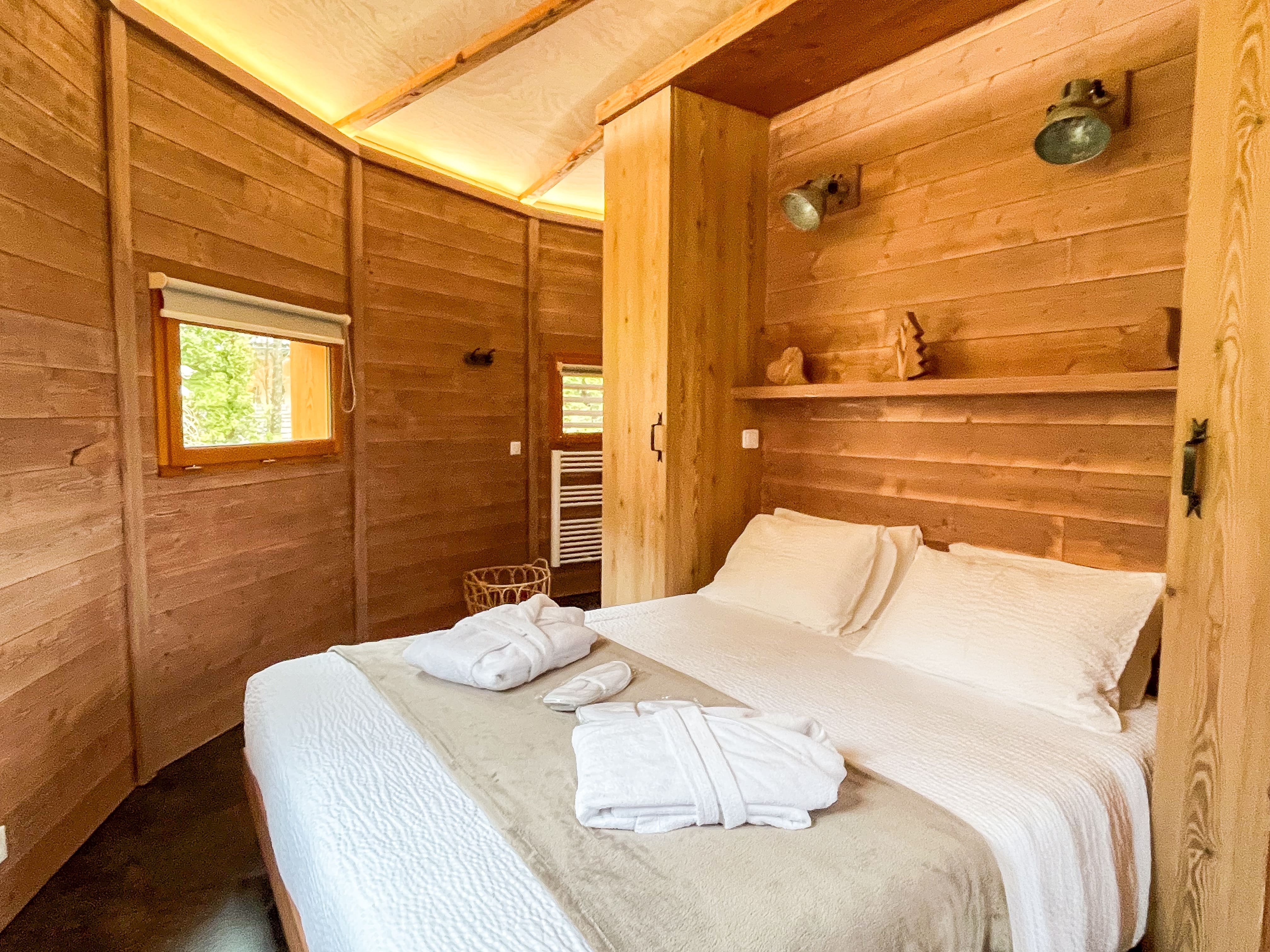 Cabane Mélèze & Spa — Cabane sur pilotis avec bain nordique à Jura à Besain — salle de bain