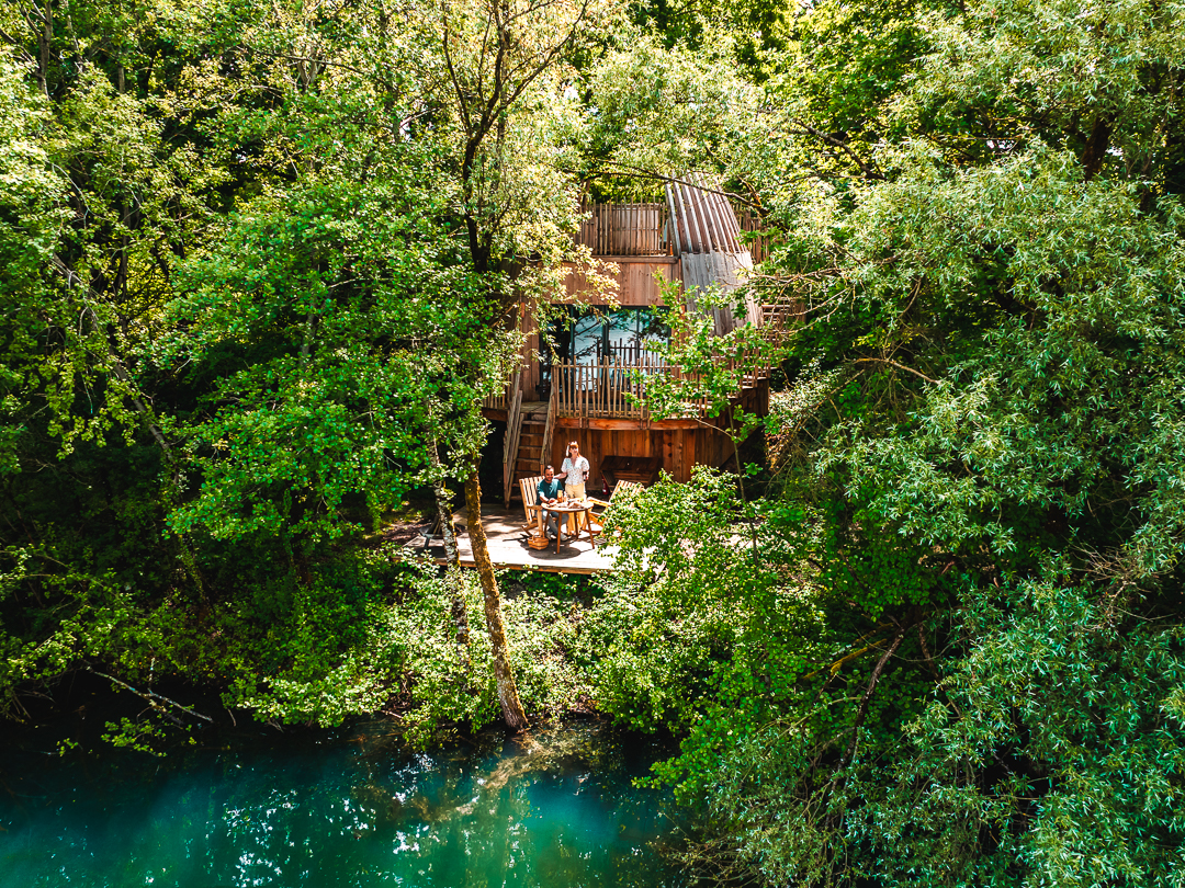 Cabane Spa Australe : une échappée belle sur pilotis à Chassey-Lès-Montbozon — vue intérieure