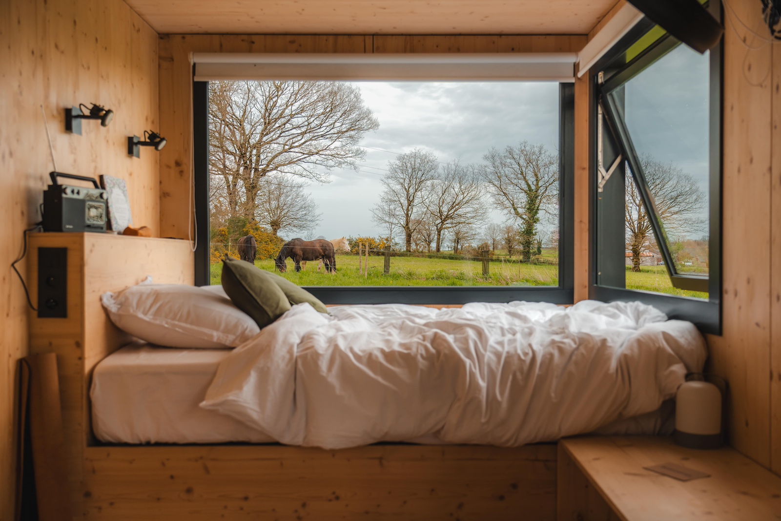 Évasion en Tiny House dans la campagne bretonne à Lalleu — vue intérieure