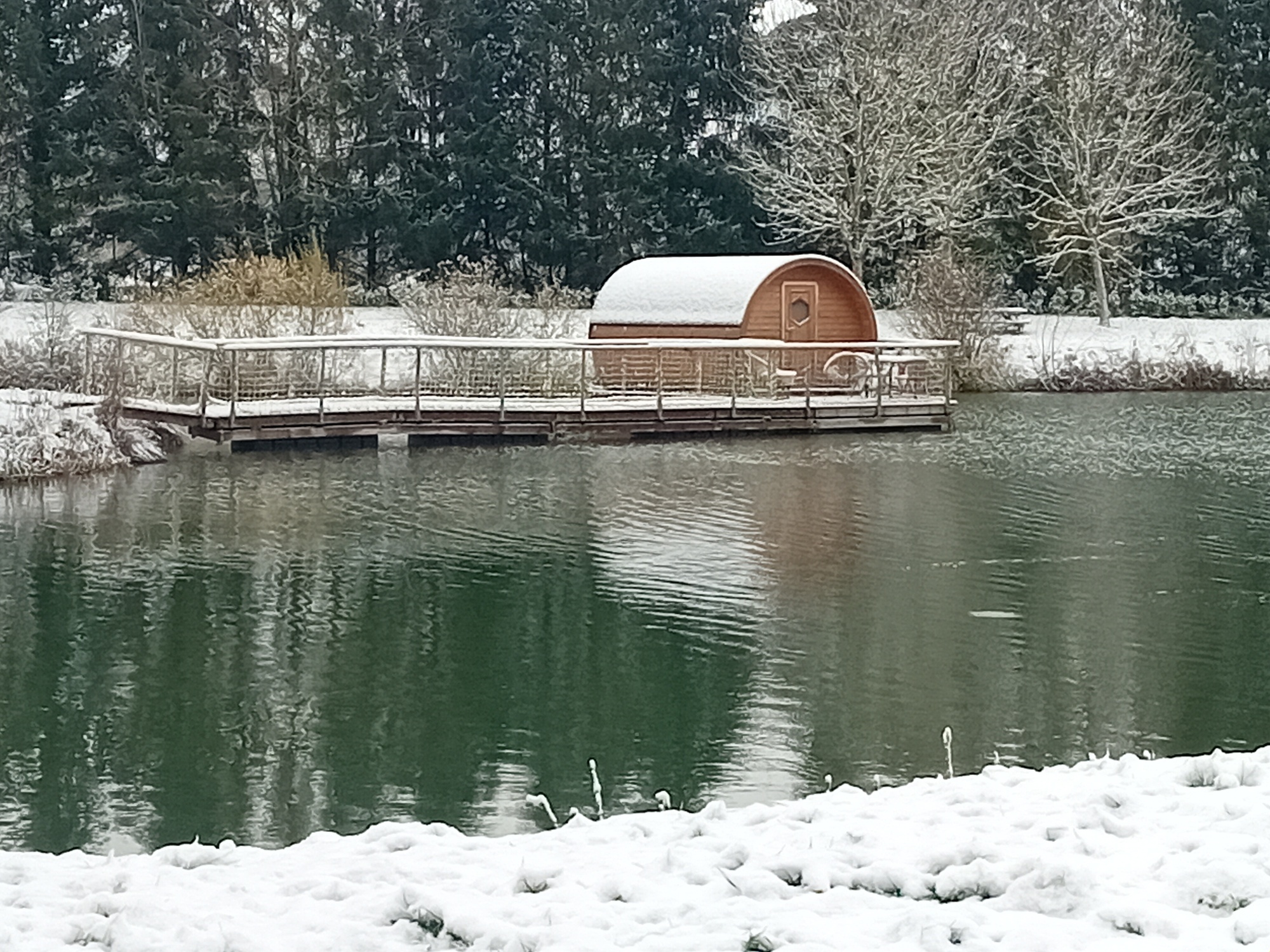 Cabane Le Forestier : une expérience flottante en Lorraine à Givrauval — chambre