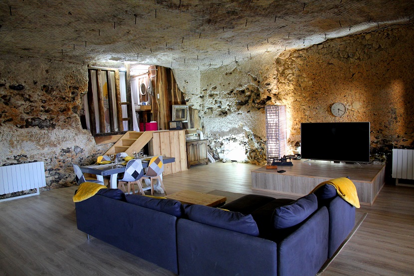 La Suite des Fouleries : une maison troglodyte avec spa et sauna à Chateaudun — vue intérieure