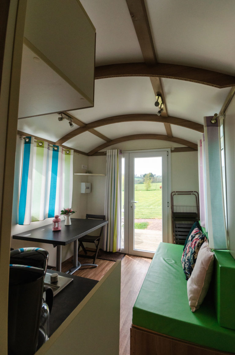 Roulotte moderne atypique — Séjour avec spa à La Ferme Des Épis à Noues de Sienne — espace de vie