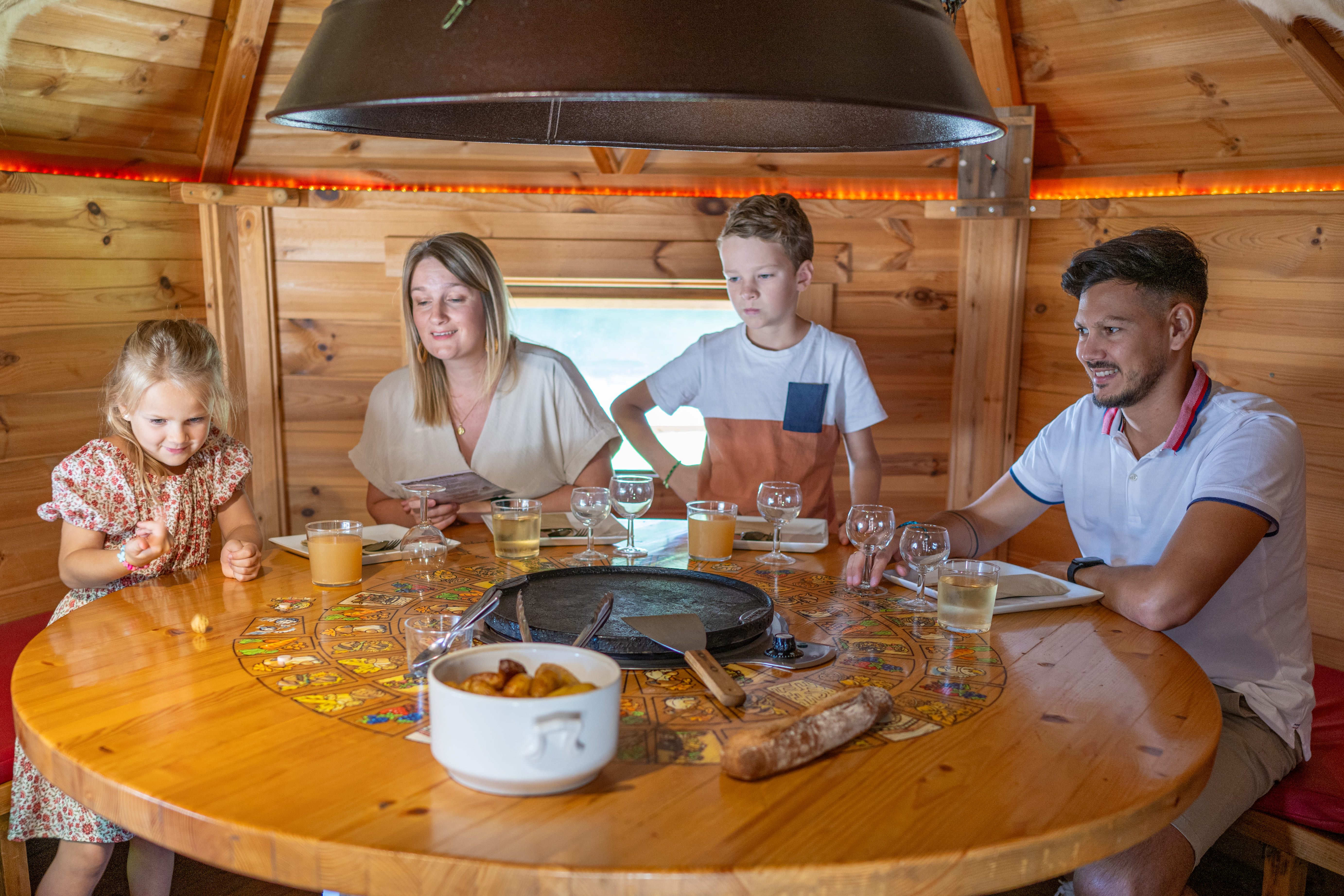 Yourte Mongole — Séjour insolite avec spa à Dienné (Vienne) à Dienné — cuisine