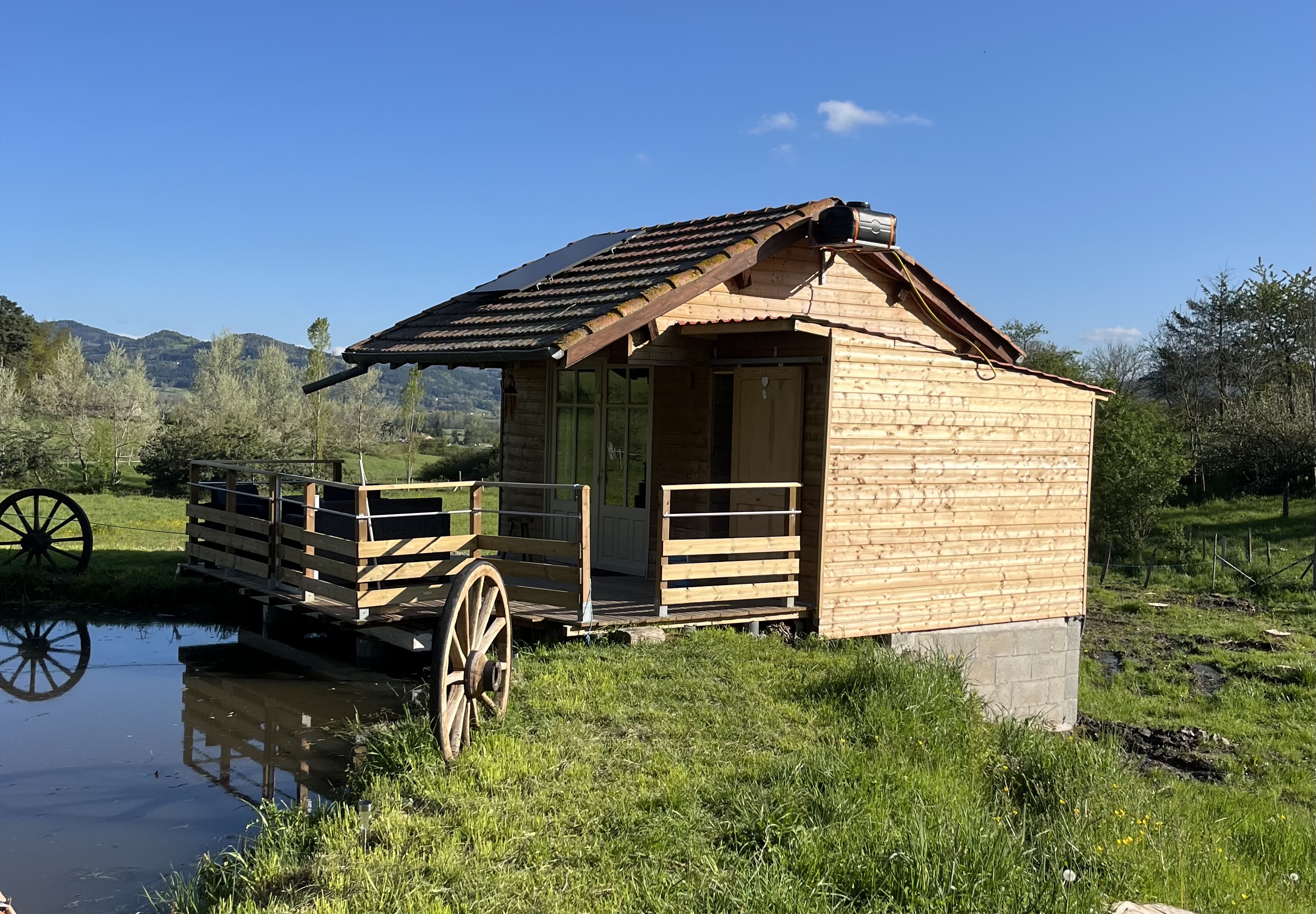 Une cabane au bord de l'eau pour une escapade paisible à Saint Pierre Eynac — espace de vie