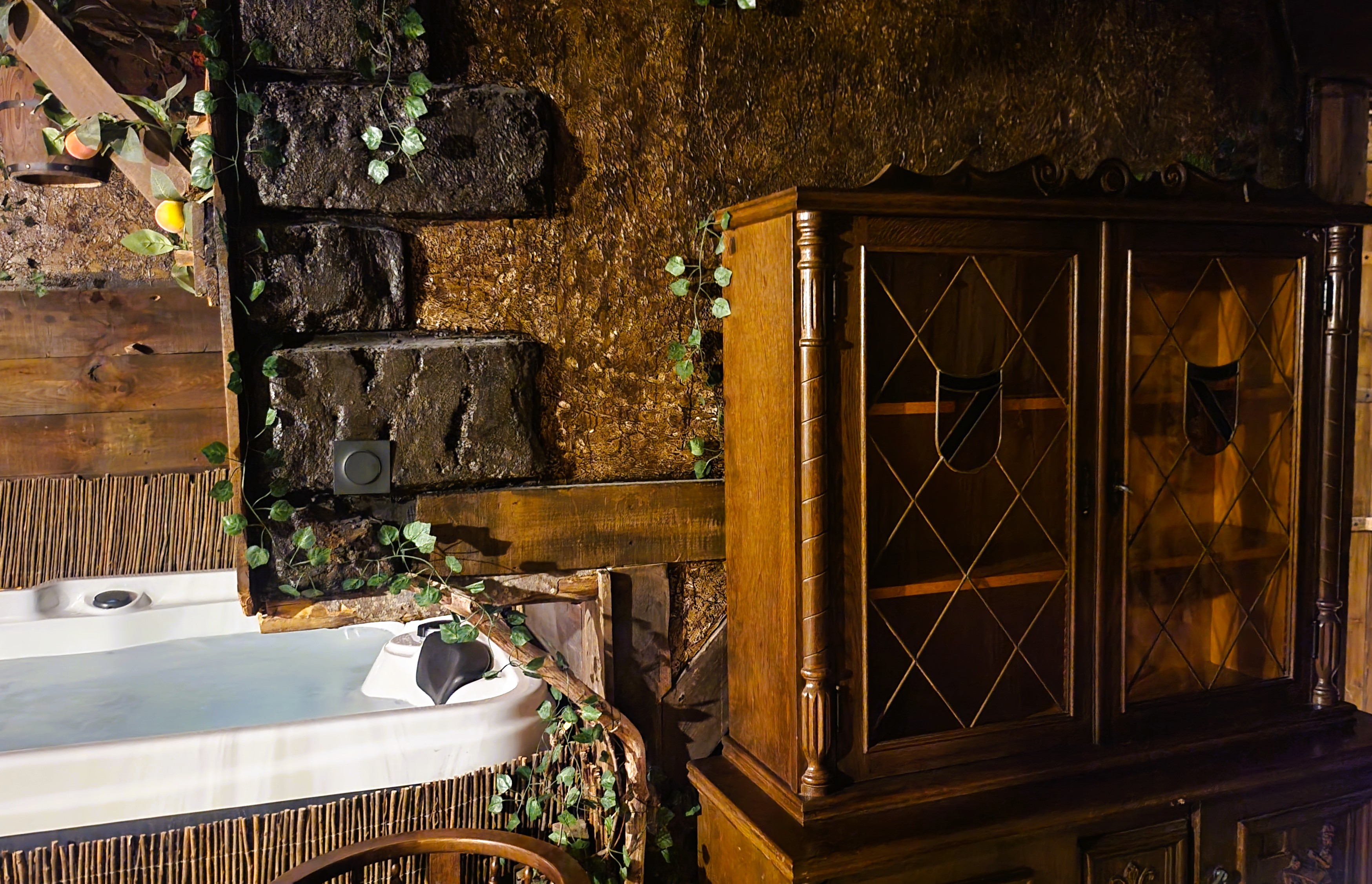 L'Auberge du Trône — Chambre à thème avec jacuzzi à Loire à Saint-Étienne — cuisine
