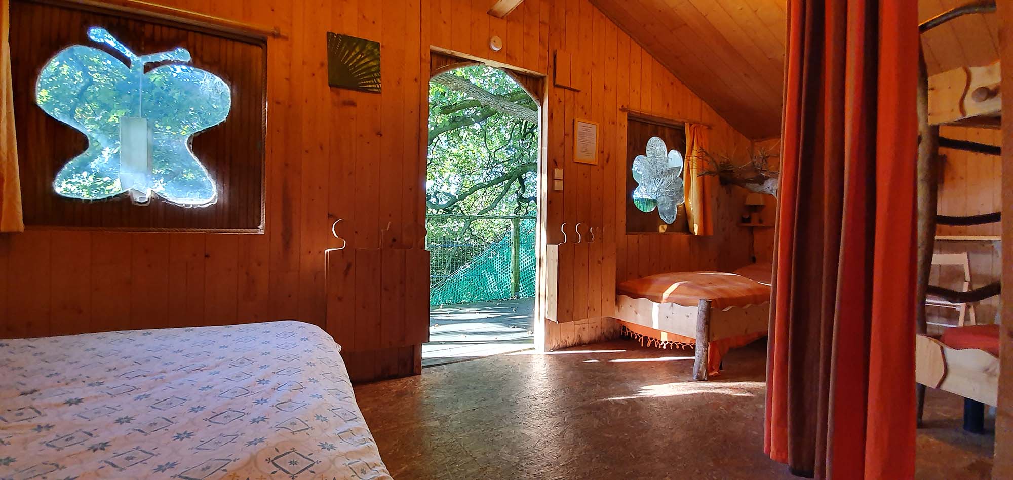 Cabane Chouette : une immersion dans les arbres en Bretagne à Hénanbihen — vue intérieure