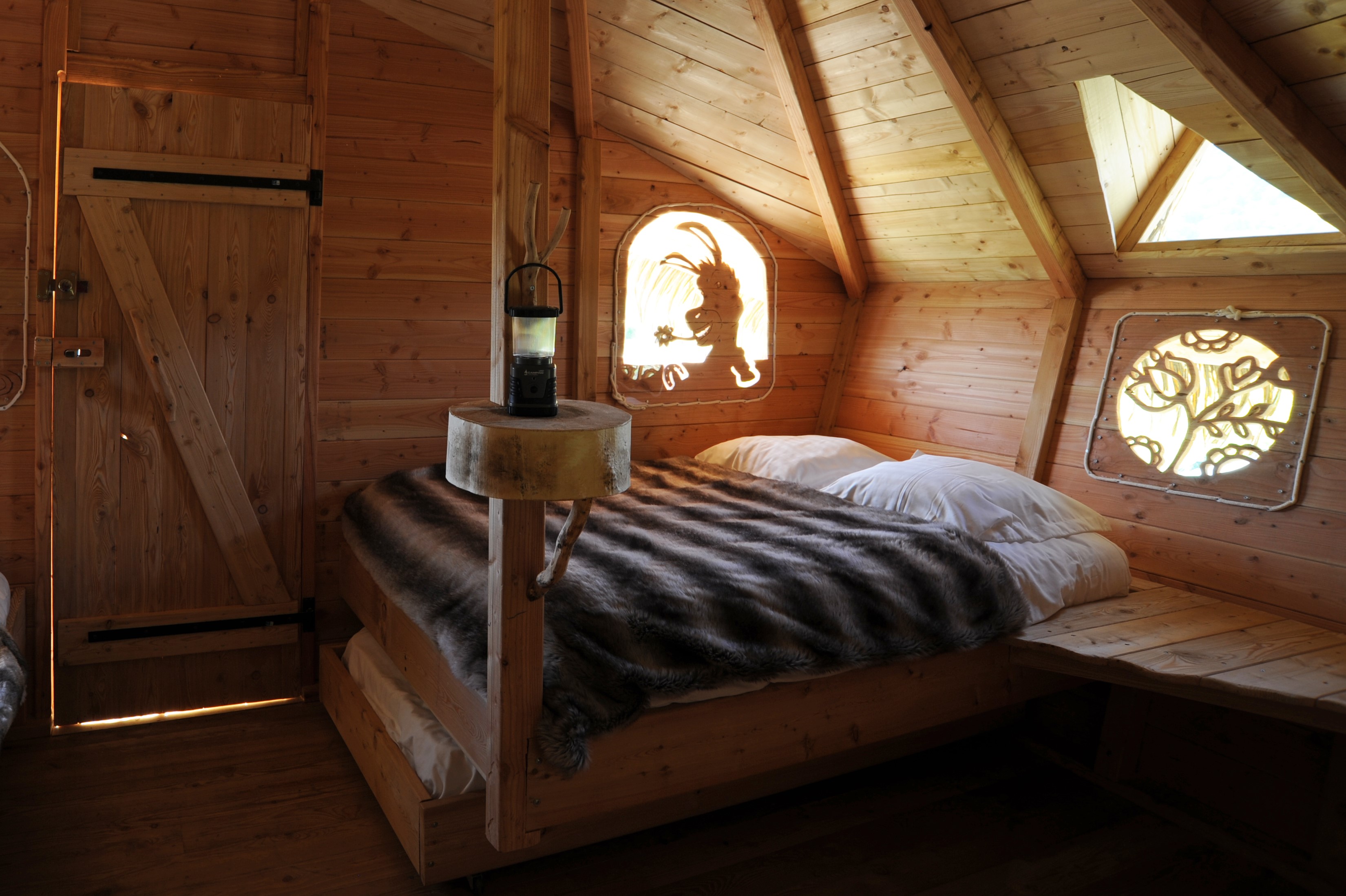 La Cabane du Domaine de Suzel — Cabane dans les arbres avec spa en Isère à Saint-Quentin-sur-Isère — espace de vie