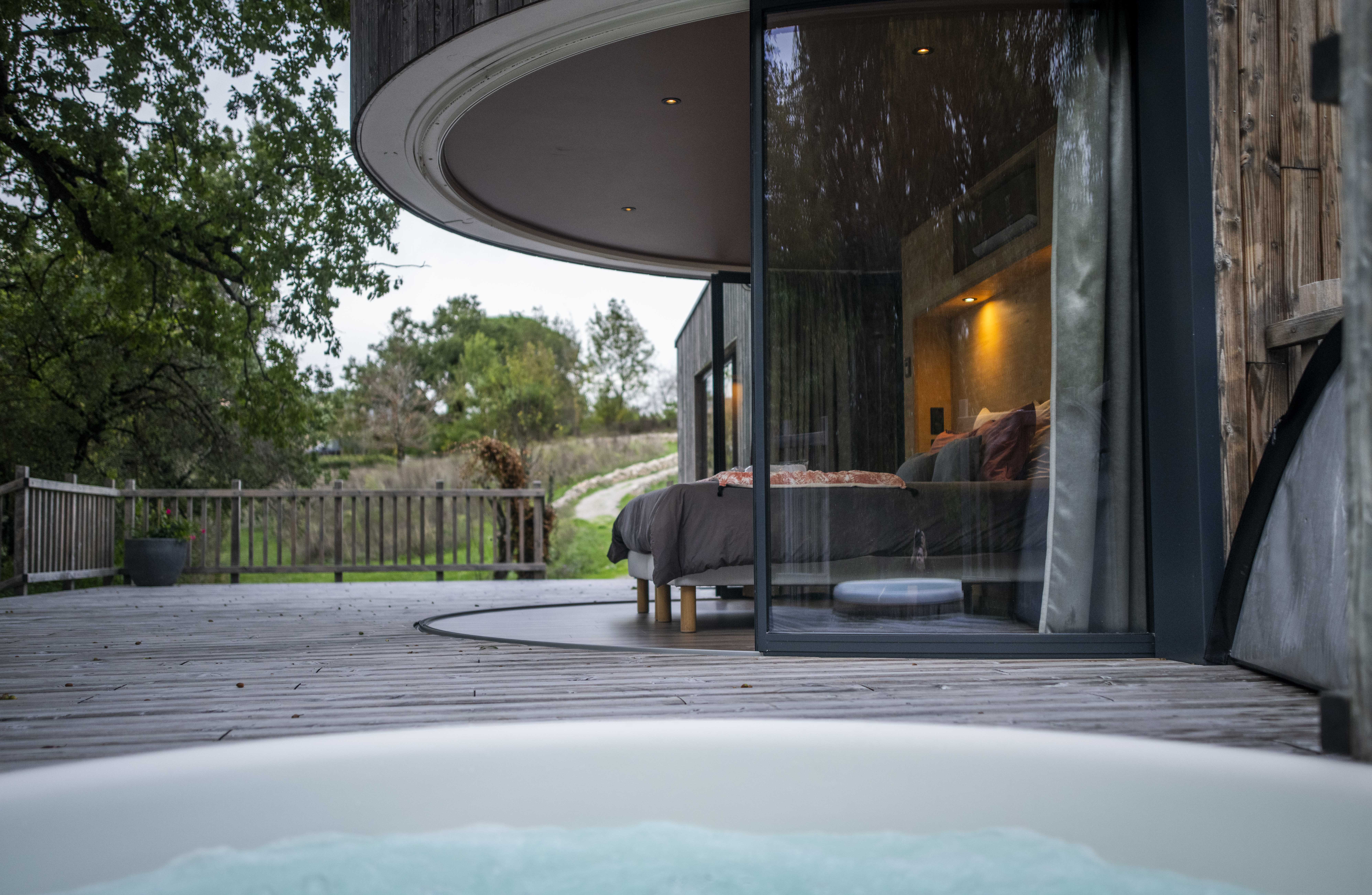 La Cabane du Bas & Spa : une évasion sur pilotis en Midi-Pyrénées à Labastide-Gabausse — vue depuis la terrasse
