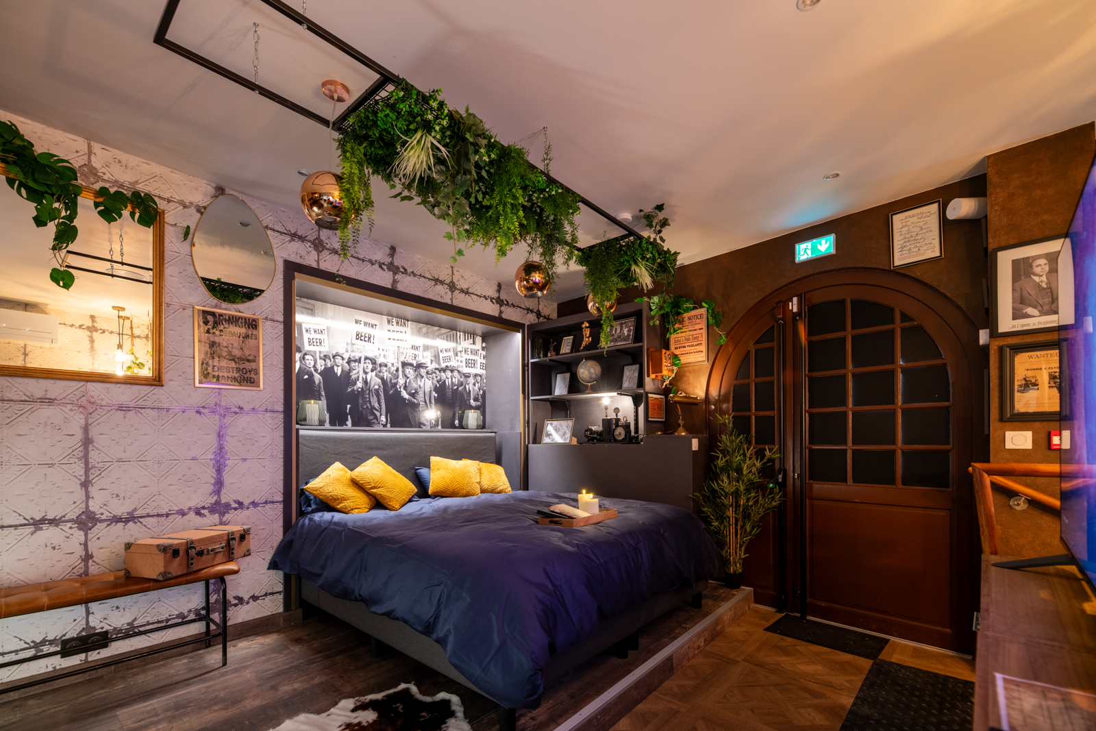 Prohibition - Love, Atypique room & Spa & Sauna — Chambre à thème avec spa à Indre à Châteauroux — vue intérieure