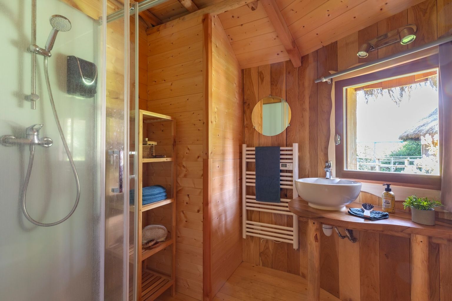 La Hutte Aigrette : une cabane flottante au cœur de la nature à Pressac — cuisine