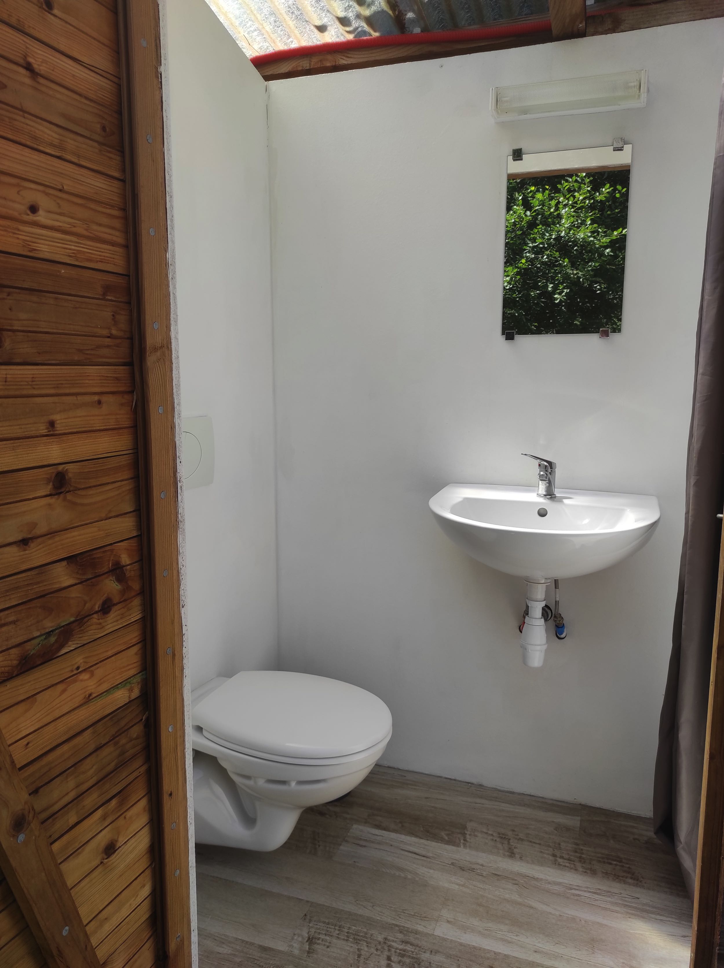 Safari lodge La Chabanne : une expérience immersive en pleine nature à Châtel-Montagne — détail architectural