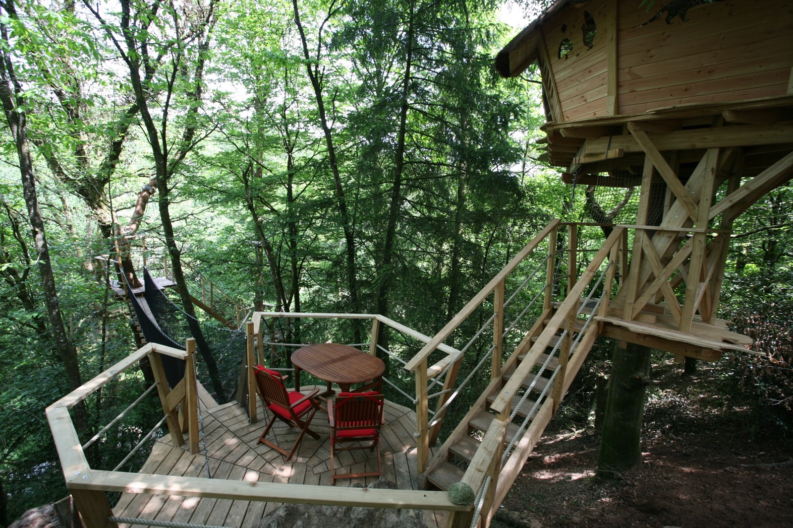 La Cabane Roch'ell : une expérience suspendue dans les arbres à Quistinic — vue intérieure