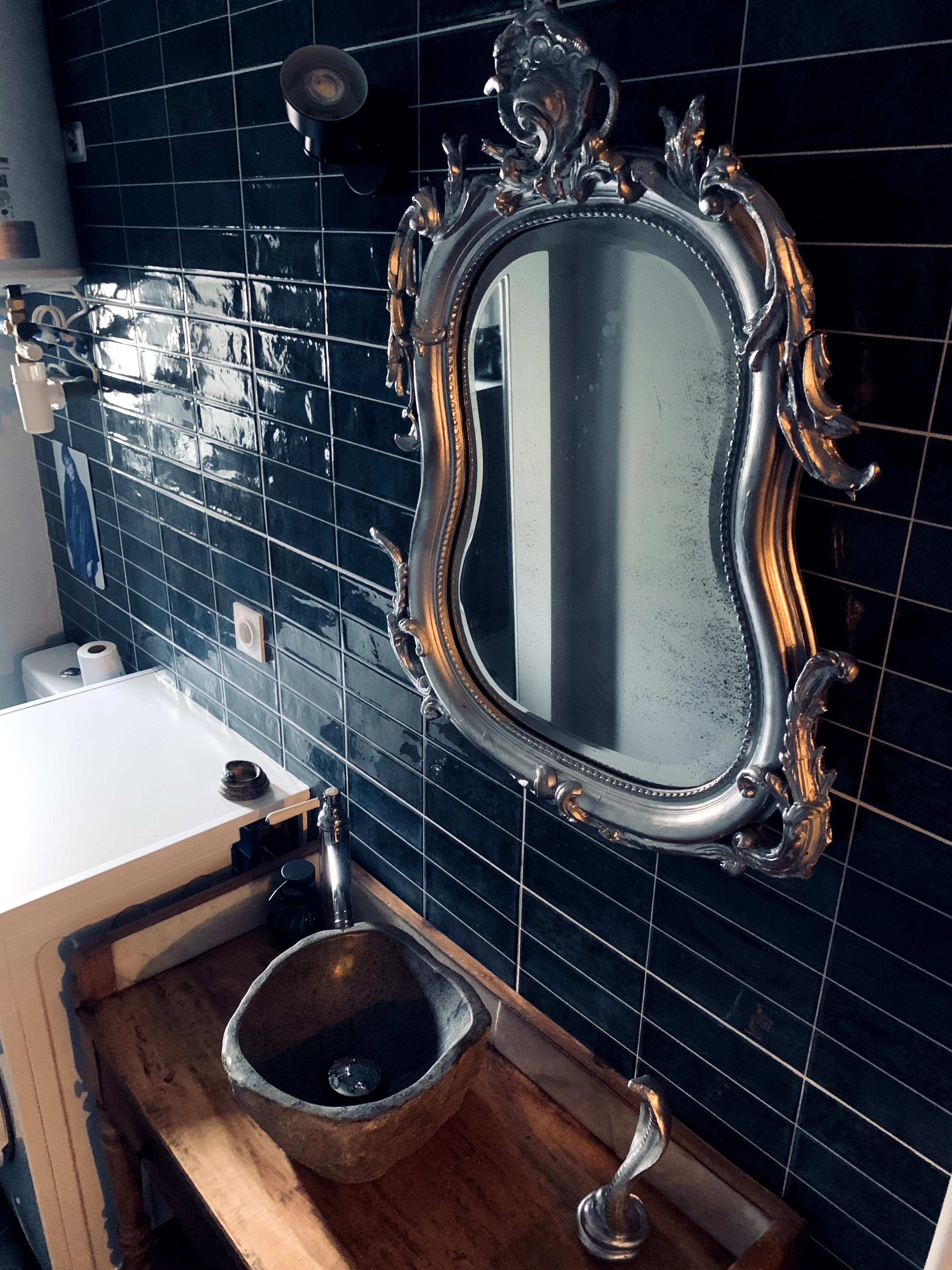 Le Refuge des Mans-raudeurs — Chambre à thème magique à Sarthe à Le Mans — salle de bain