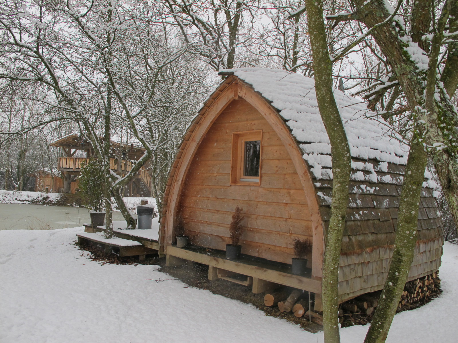 La Cabane Pom de Pin : une escapade enchantée en pleine nature à Chennegy — vue depuis la terrasse