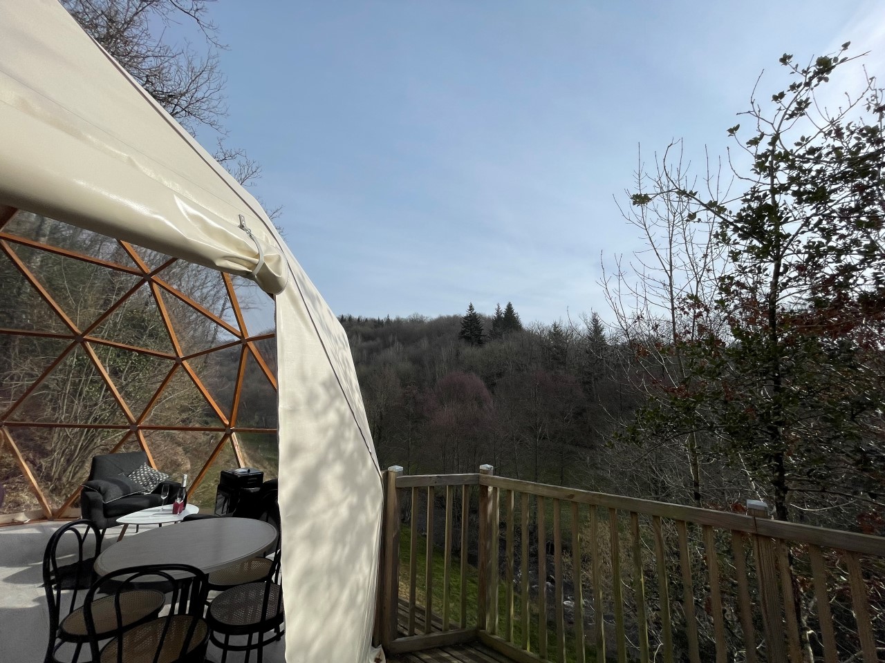 Dôme Spa dans les Arbres : une expérience immersive en Auvergne à Saint Constant — environnement naturel
