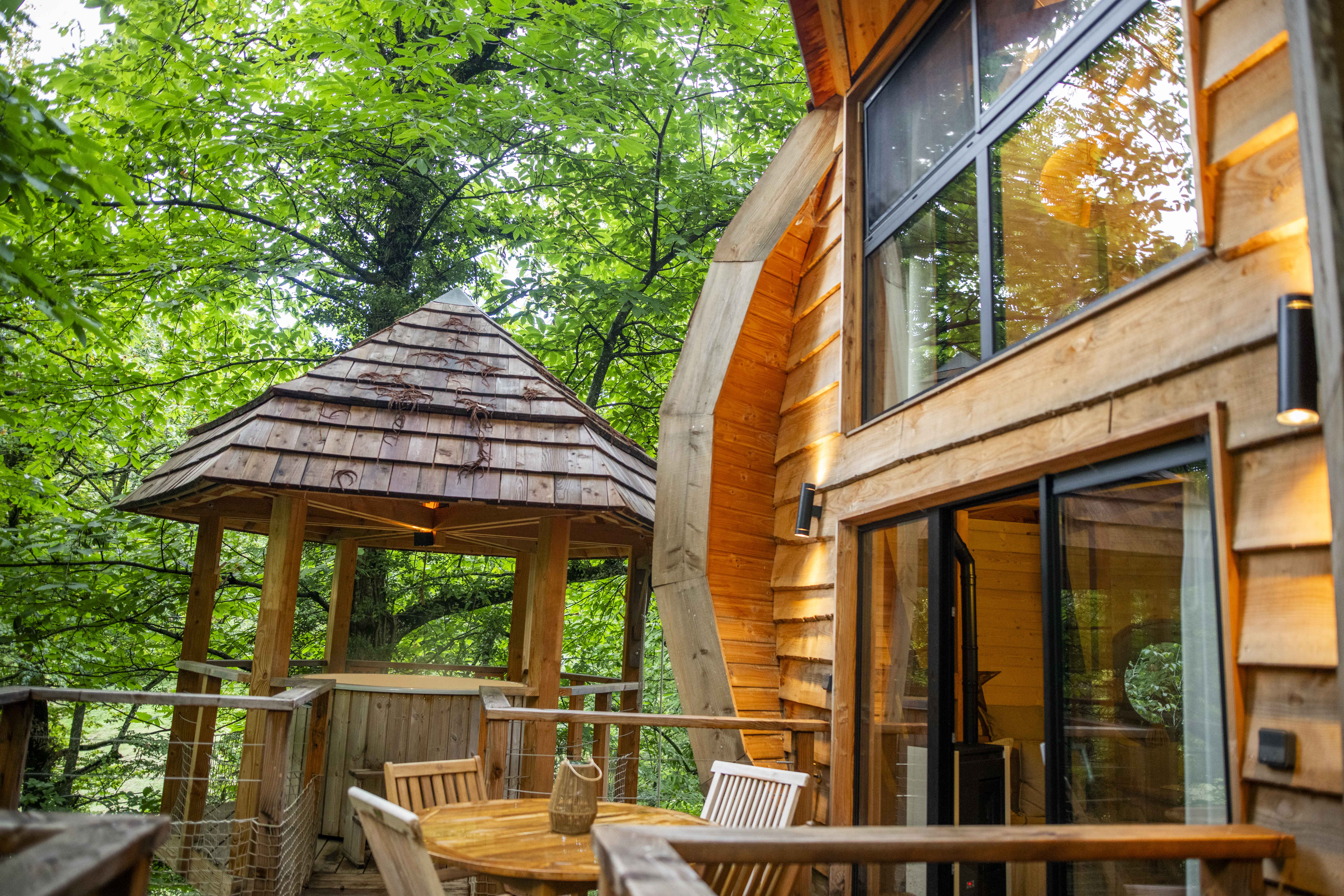 Évasion romantique dans une cabane SPA sur pilotis à Gillonnay — cuisine