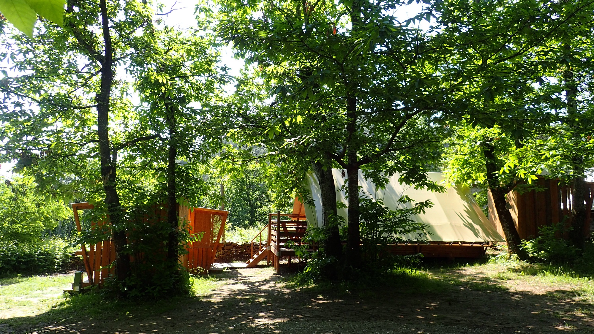 Cabane toilée sur pilotis — Séjour nature au Camping la Châtaigneraie en Ardèche à Le Teil — vue intérieure