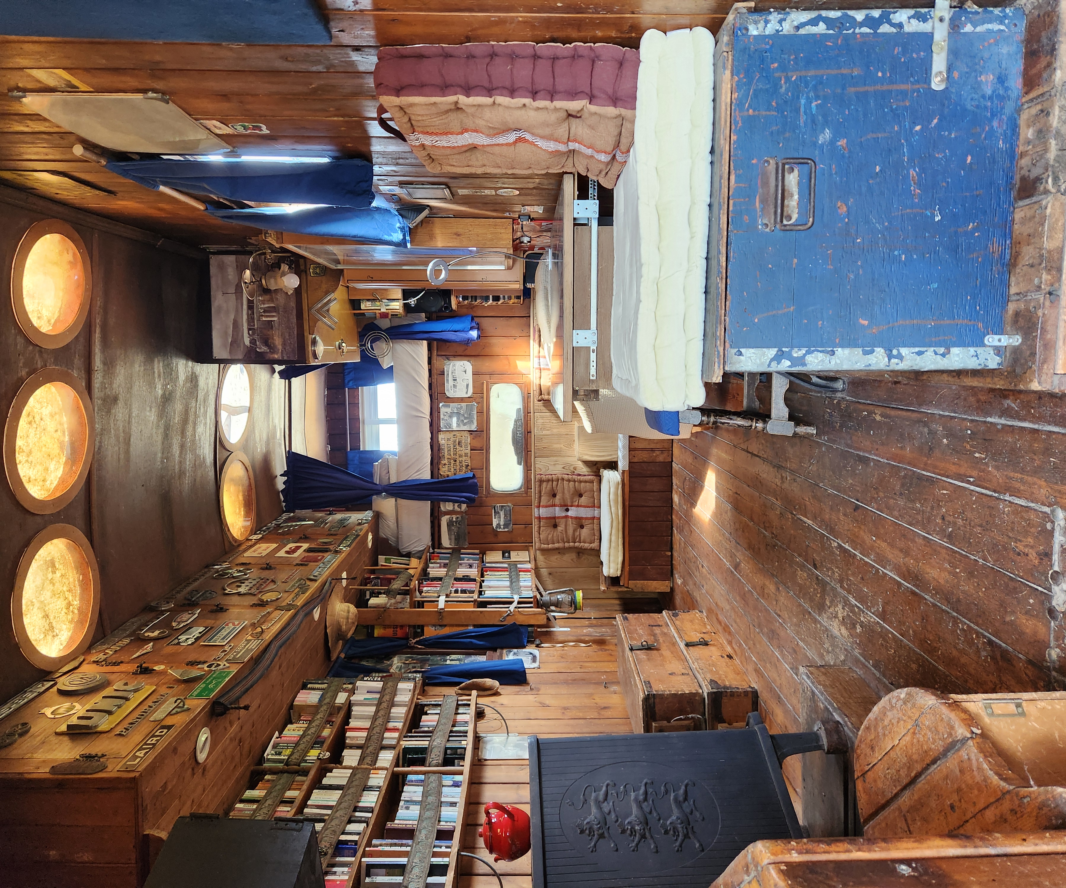 Le Truck-Lodge le ALBION : Une expérience inclassable en Provence à Saint-Andiol — vue intérieure