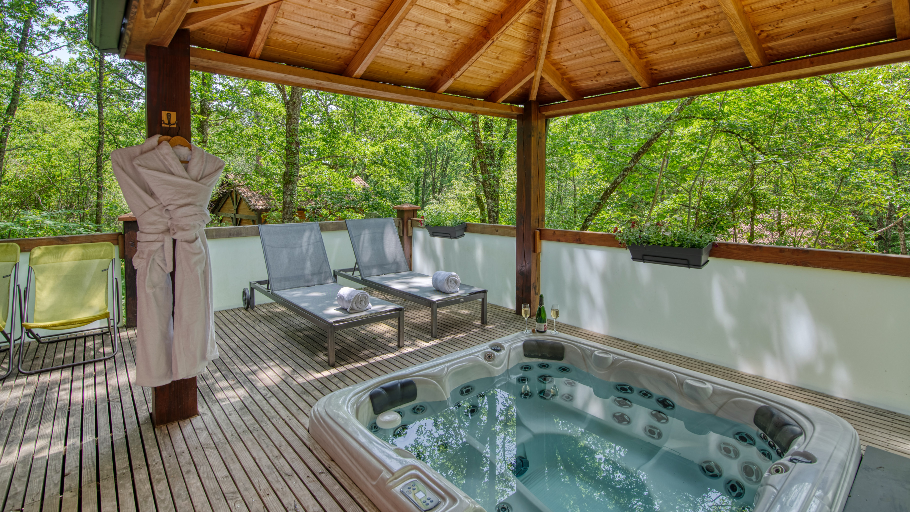 Chalet sur pilotis avec spa : une évasion en pleine nature à Puygaillard De Quercy — salle de bain