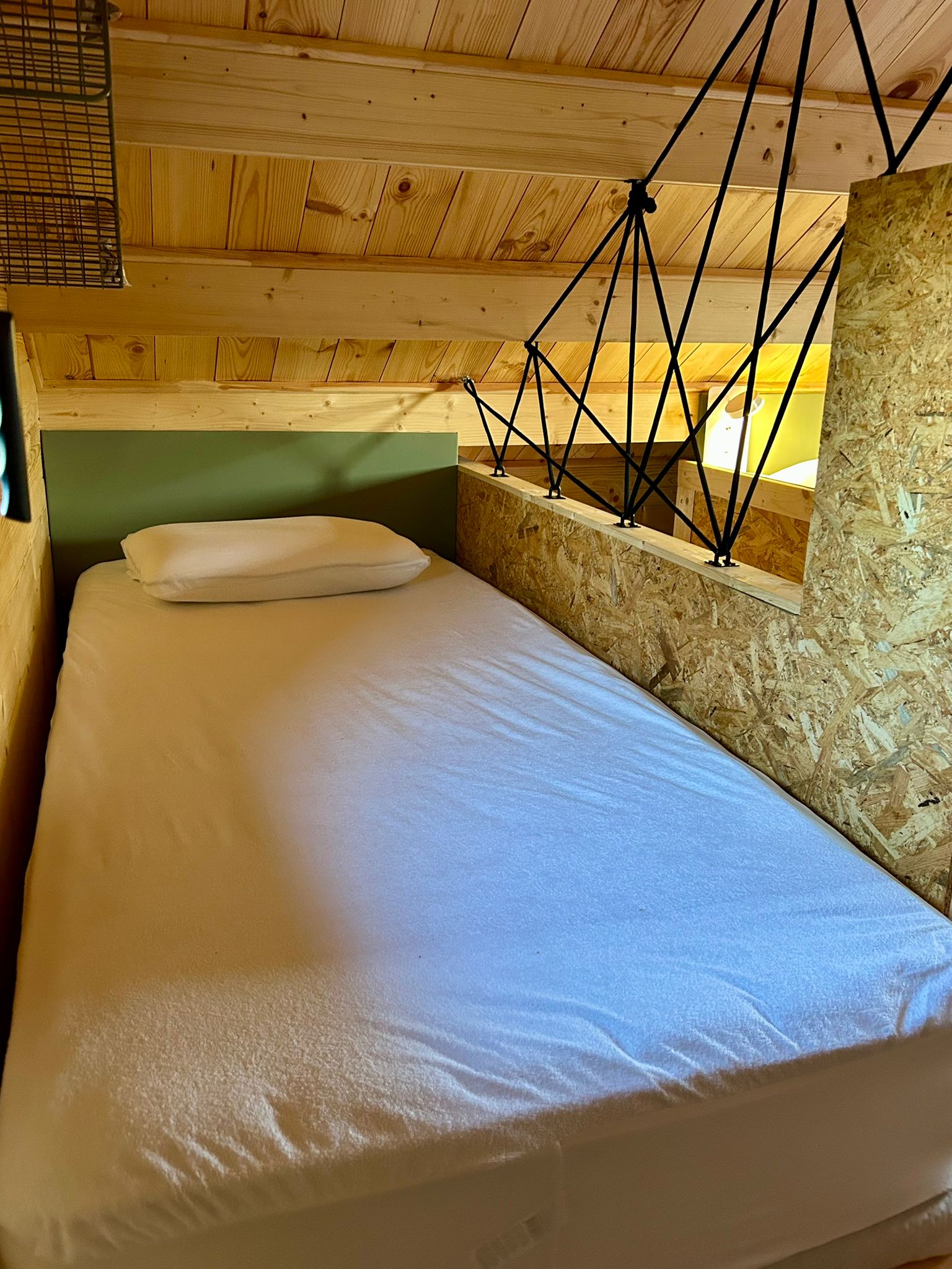Cosy Lodgy & Spa — Chalet avec jacuzzi en Seine-Maritime à Rouen — détail architectural
