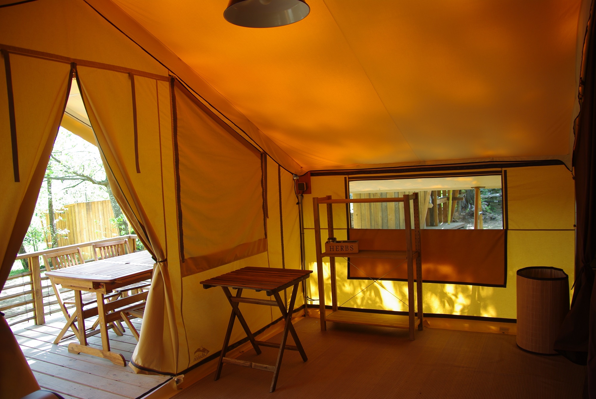 Tente Lodge La Châtaigneraie — Glamping avec spa en Ardèche à Aubenas — chambre