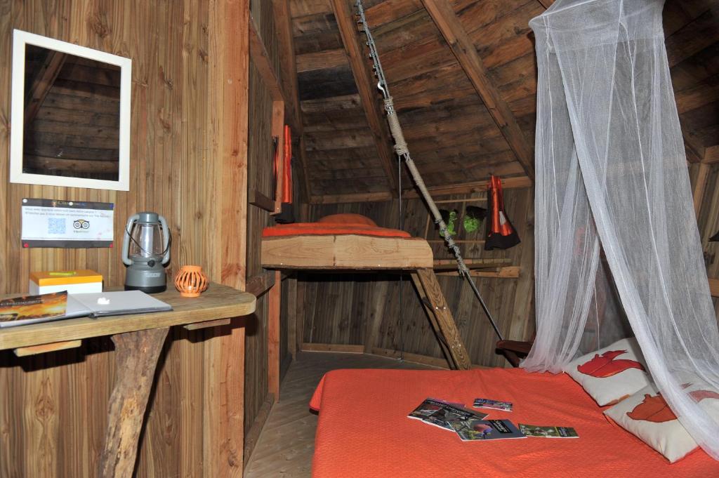 Cabane écureuil : une expérience suspendue dans les arbres à Giffaumont — vue intérieure