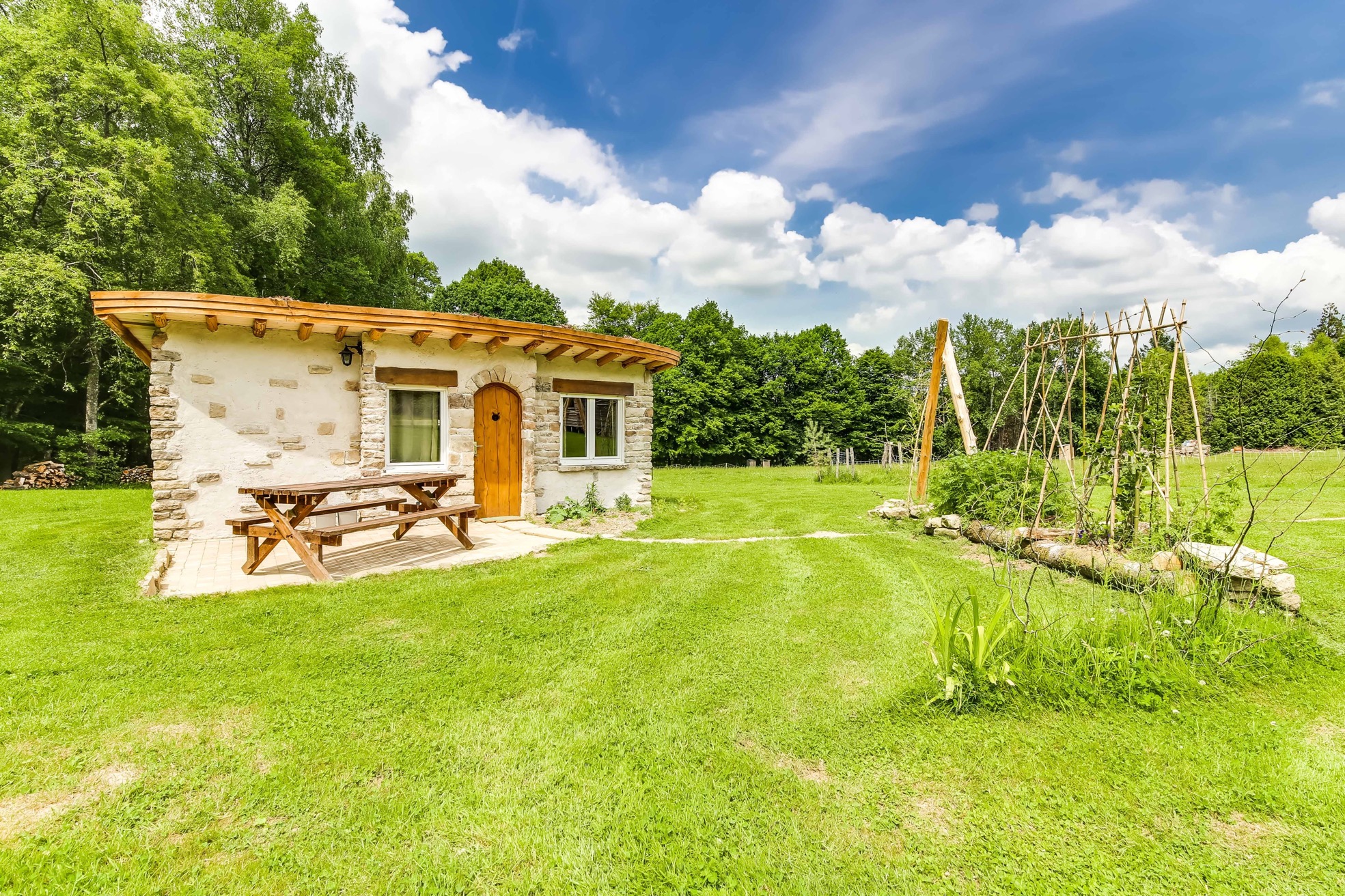 La Cabane en Bois : une immersion au cœur de la Lorraine à Claudon — détail architectural
