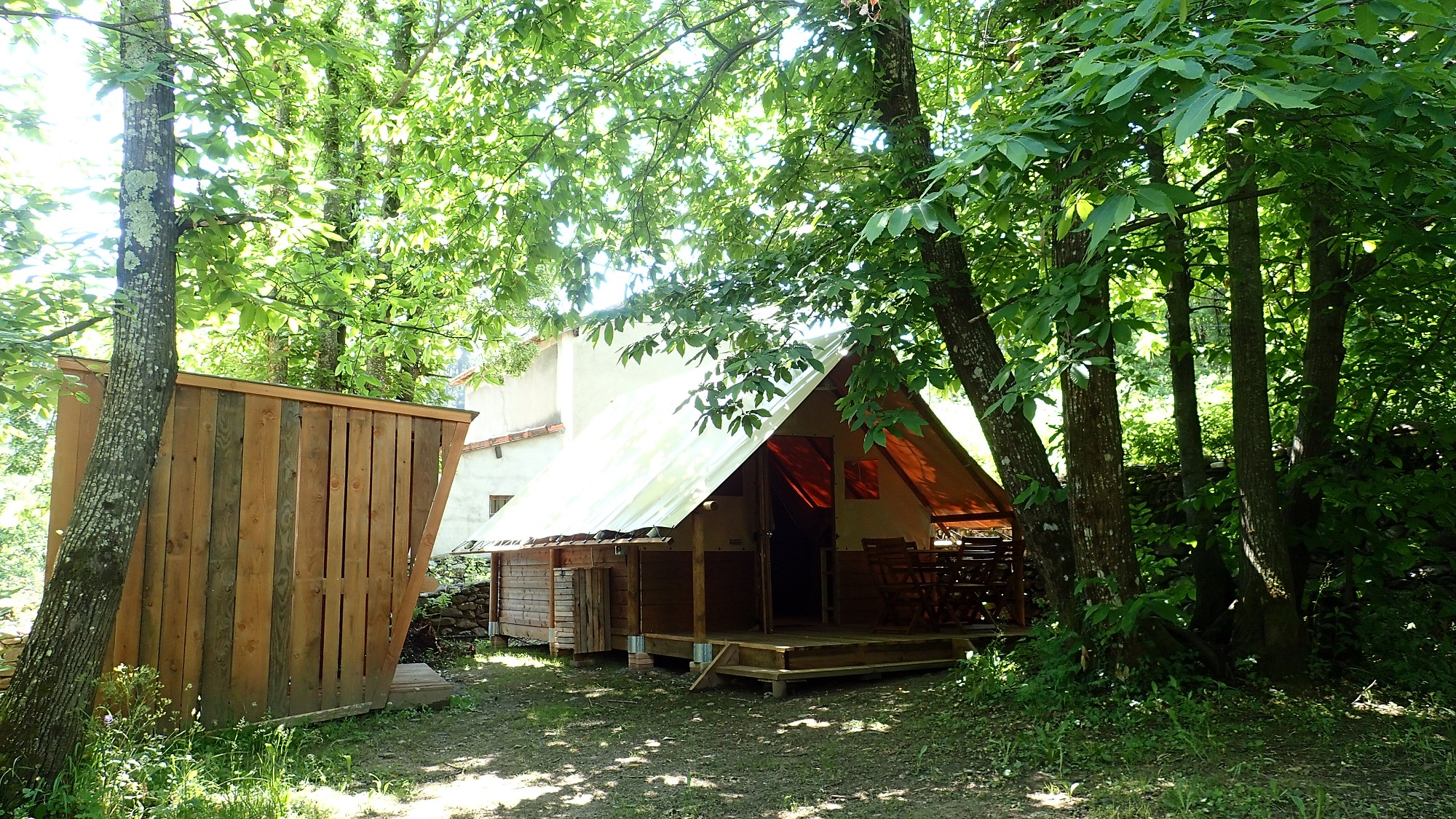Cabanon toilé — Cabane avec spa à La Châtaigneraie en Ardèche à Labastide-de-Virac — vue intérieure
