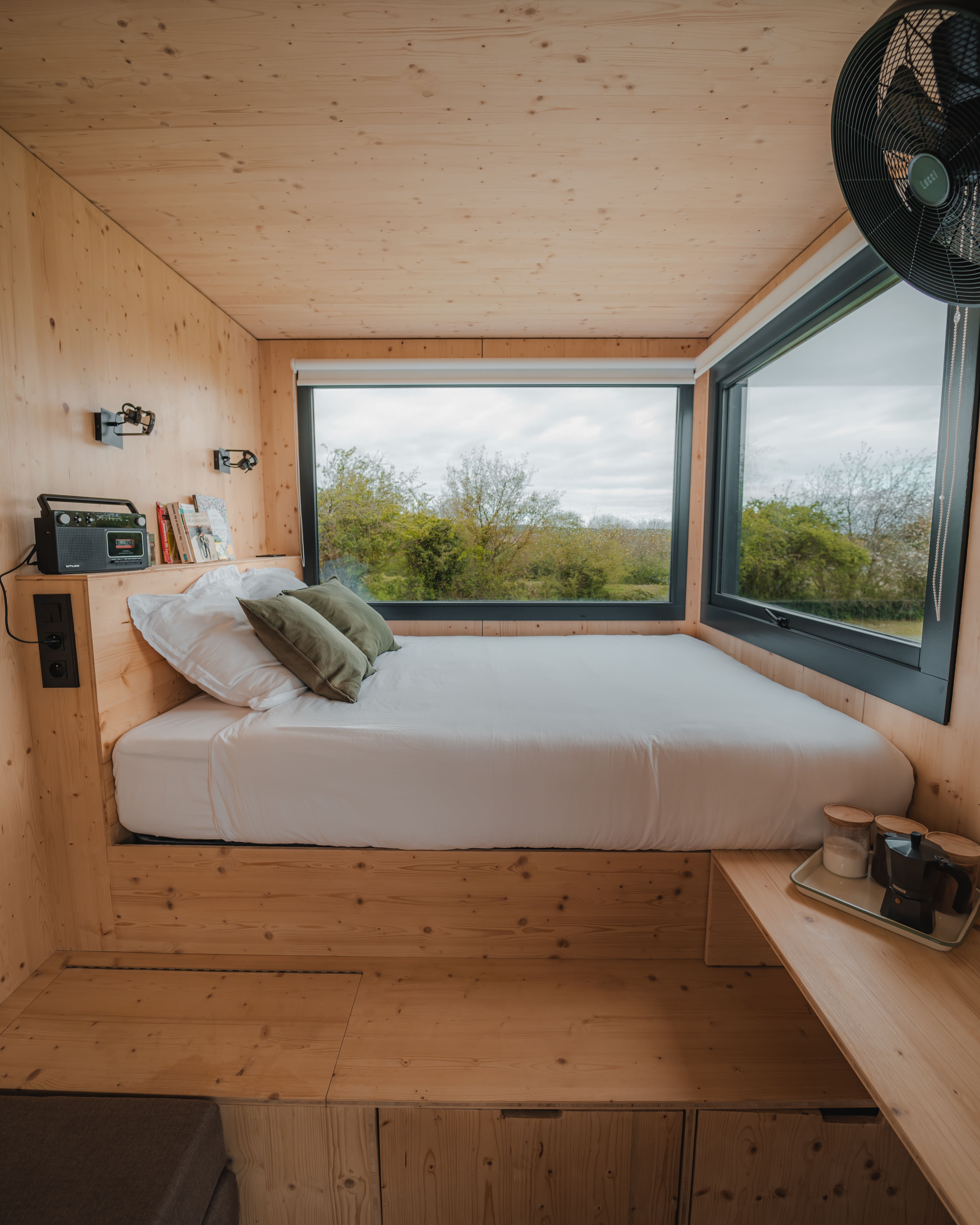 Une Tiny House moderne au cœur de la Basse-Normandie à Landes-Sur-Ajon — vue intérieure