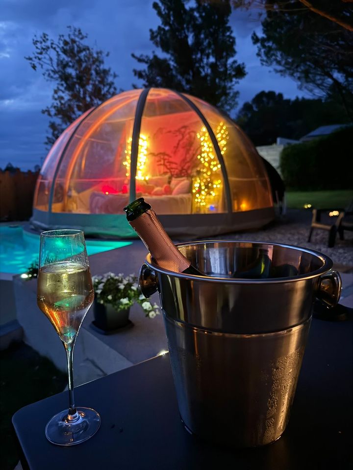 Un wigwam enchanteur avec piscine et spa en Languedoc-Roussillon à Malves En Minervois — cuisine