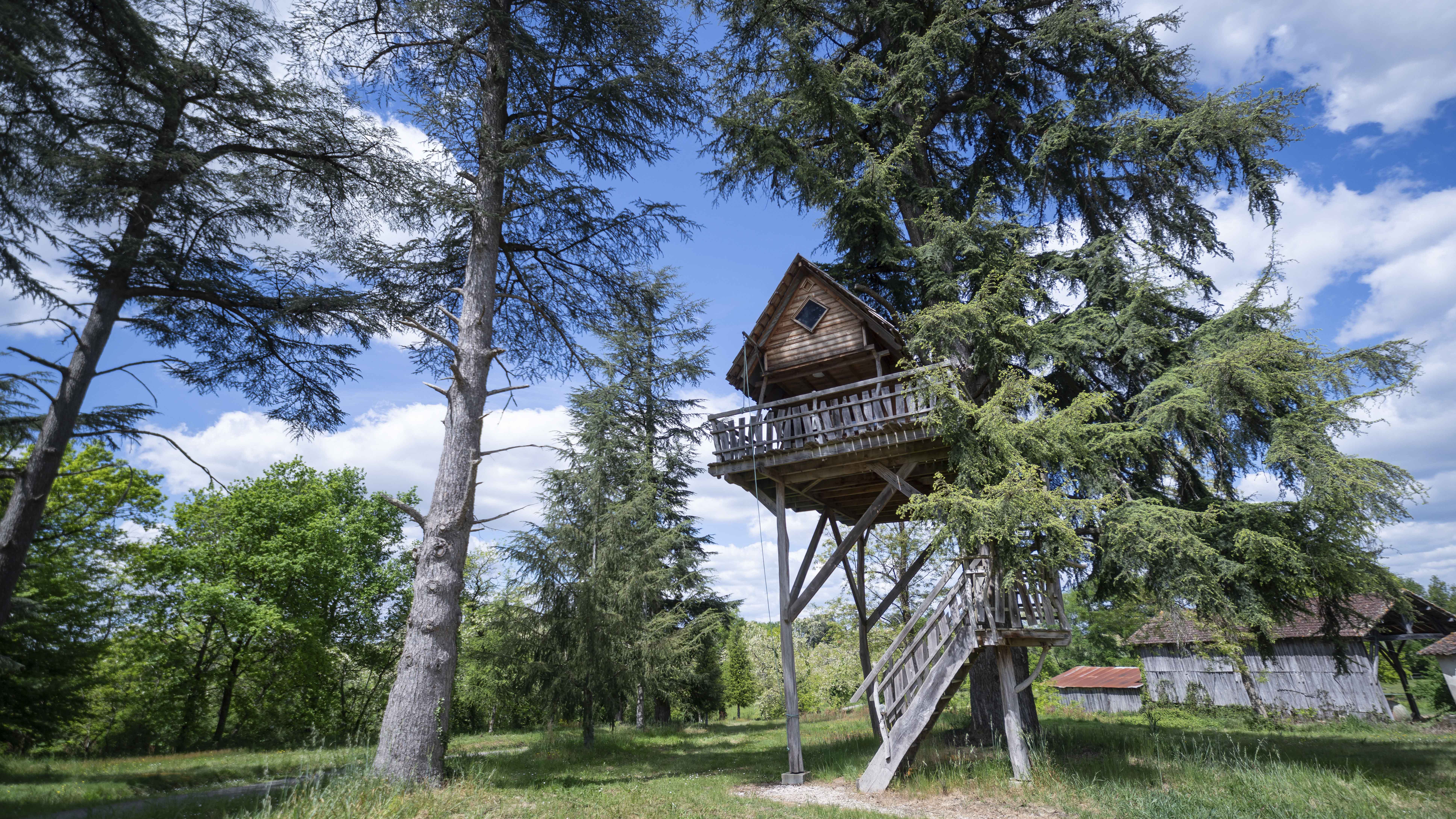 Cabane au Cèdre du Bonheur — Cabane dans les arbres avec vue panoramique à Gers à Riguepeu — vue intérieure