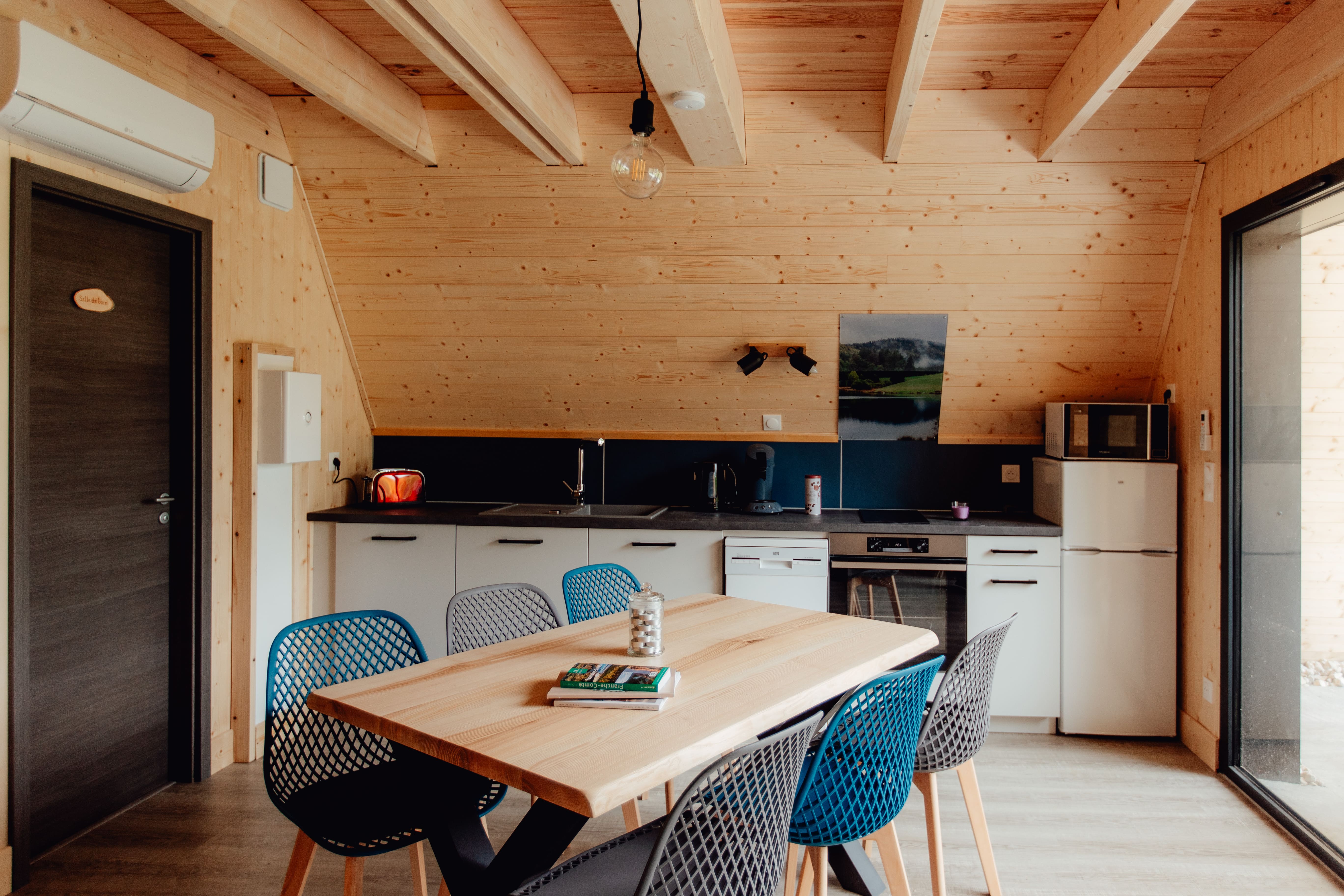 Chalet Lacs : une évasion romantique en Franche-Comté à Coyron — cuisine
