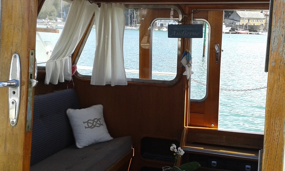 Vivez l'expérience unique du Yacht Time Out à Audierne — détail architectural