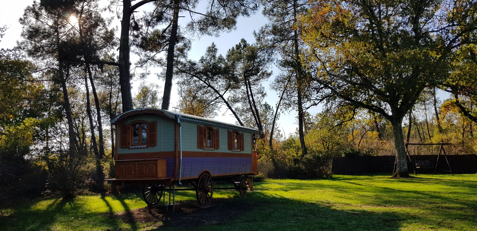 Au Bois Chéri : une roulotte poétique en pleine nature à Bussac-Foret — espace de vie