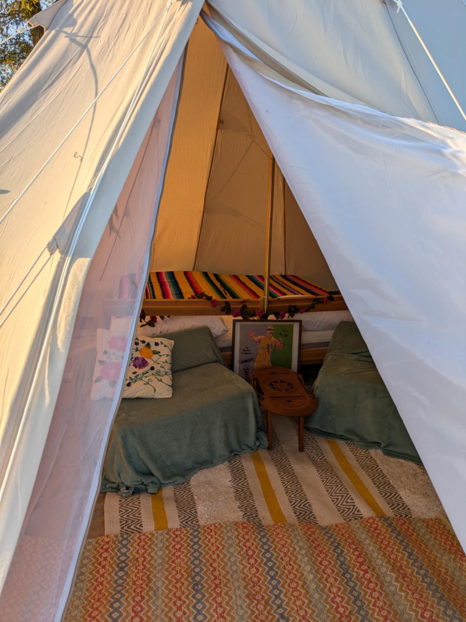 Tente Bellavista — Séjour insolite dans un tipi avec spa en Allier à Marcenat — salle de bain