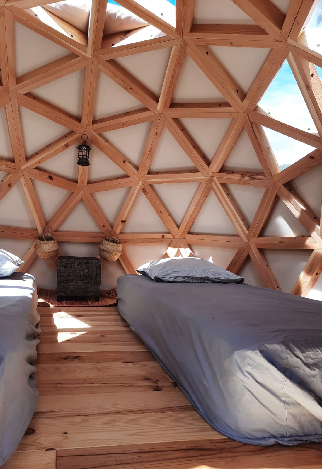 Dôme toile et bois : une nuit presque à la belle étoile à Chambon Sur Lac — vue intérieure