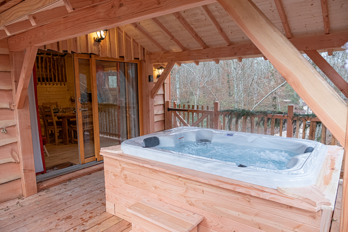 La Cabane aux Oiseaux & Spa : une expérience suspendue dans les arbres à La Bussière — détail architectural