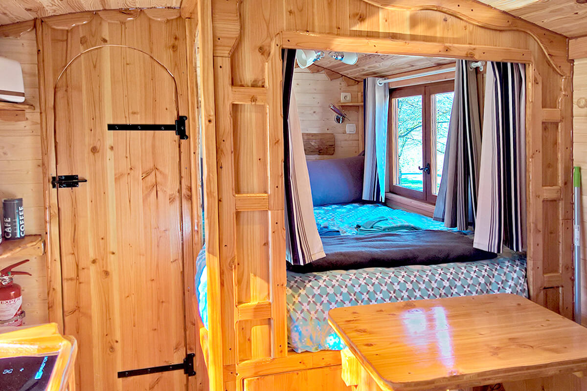 Roulotte la Campagnarde — Séjour avec spa à Vercors, Drôme à Saint-Jean-En-Royans — espace de vie