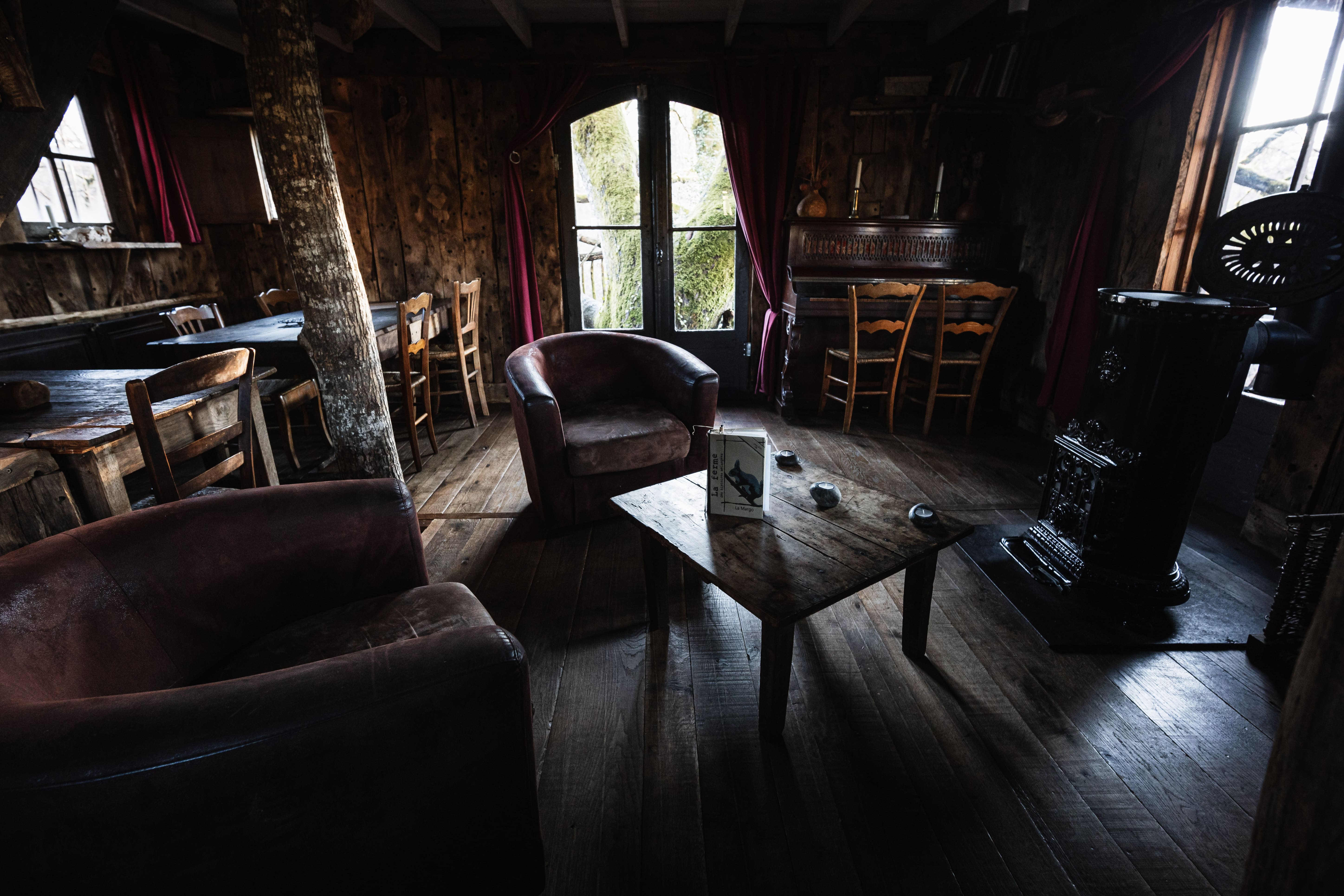 La cabane Margo — Cabane dans les arbres avec spa à Sexcles (Corrèze) à Sexcles — vue intérieure
