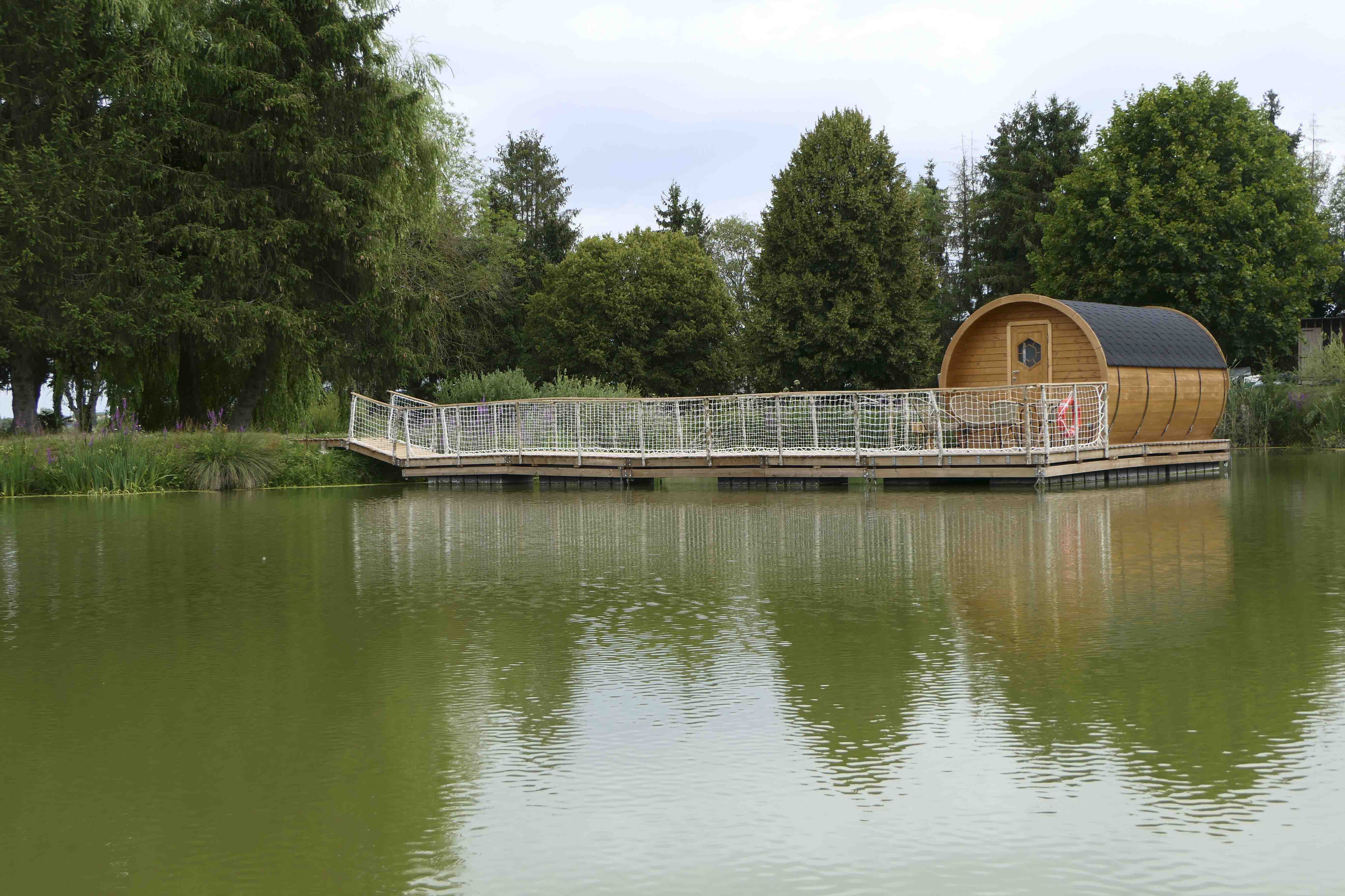 Cabane Le Forestier : une expérience flottante en Lorraine à Givrauval — salle de bain