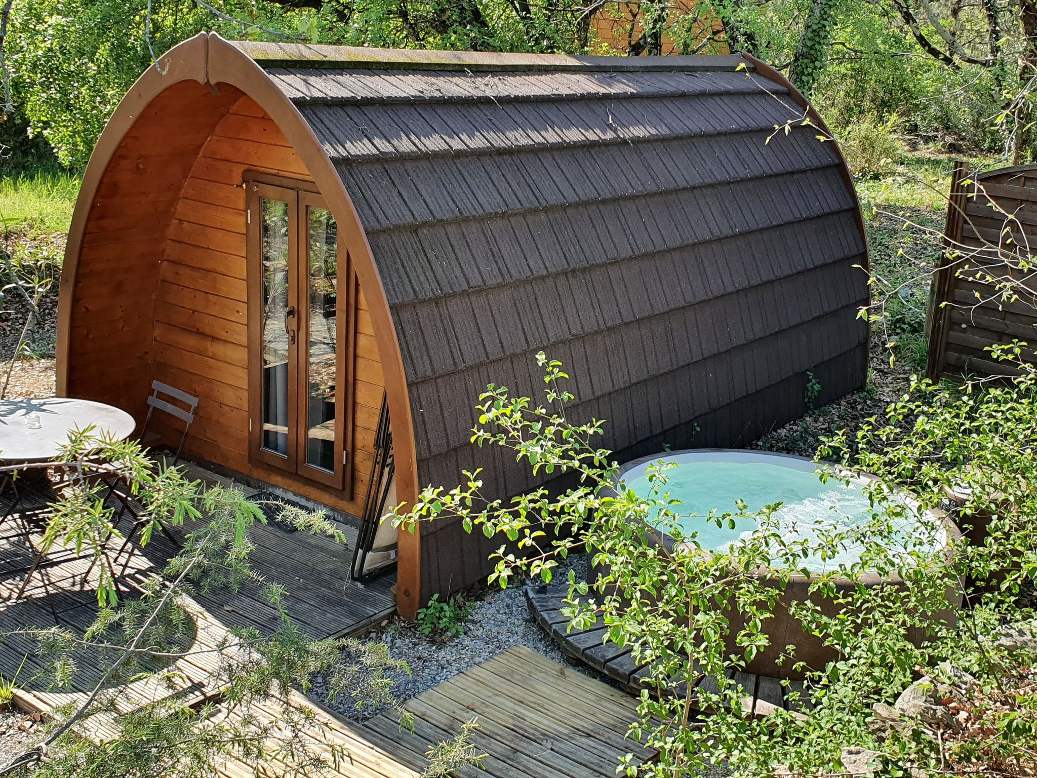 Évasion dans une cabane forestière avec spa en Rhône-Alpes à Vogüé — espace de vie