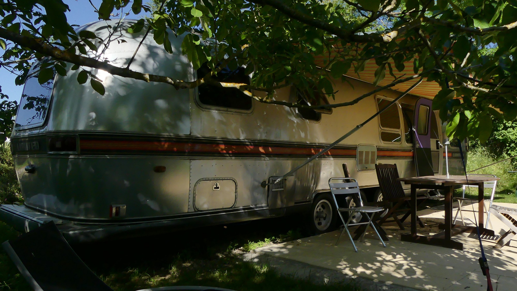 SUMMER SUITE 1985 — Caravane avec spa à BelRepayre en Ariège à BelRepayre — vue intérieure