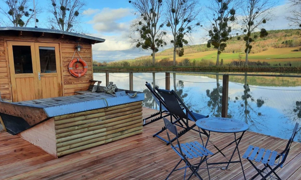 La Toue Spa Cabanée : une évasion romantique en Bourgogne à Chassey — vue intérieure