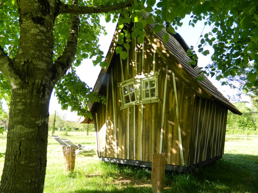 Cabane de sorcière : une échappée enchantée en Dordogne à Saint Vincent De Cosse — environnement naturel