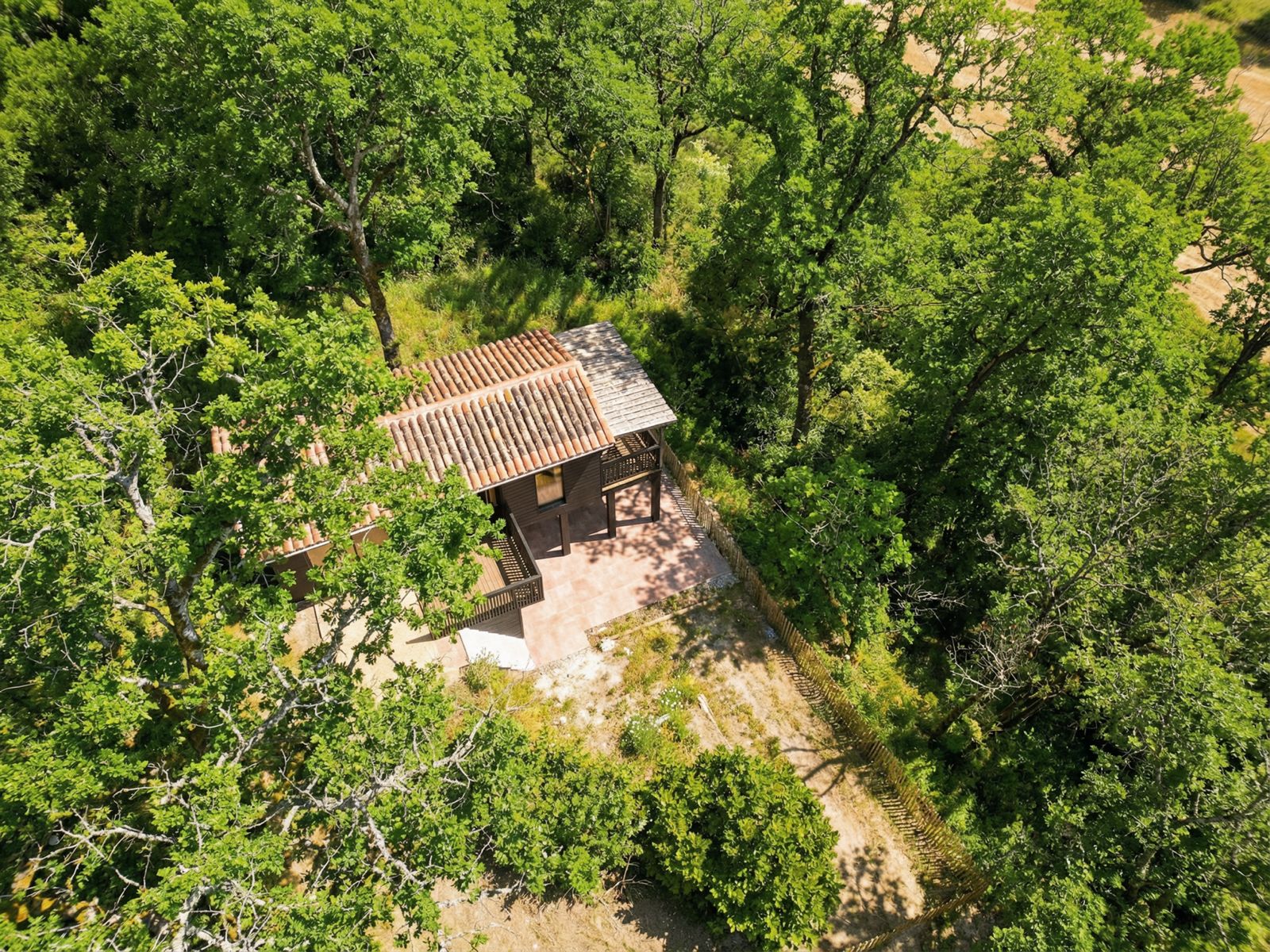 La Cabane Tchanquée — Cabane sur pilotis avec spa à Gers à Riguepeu — vue intérieure