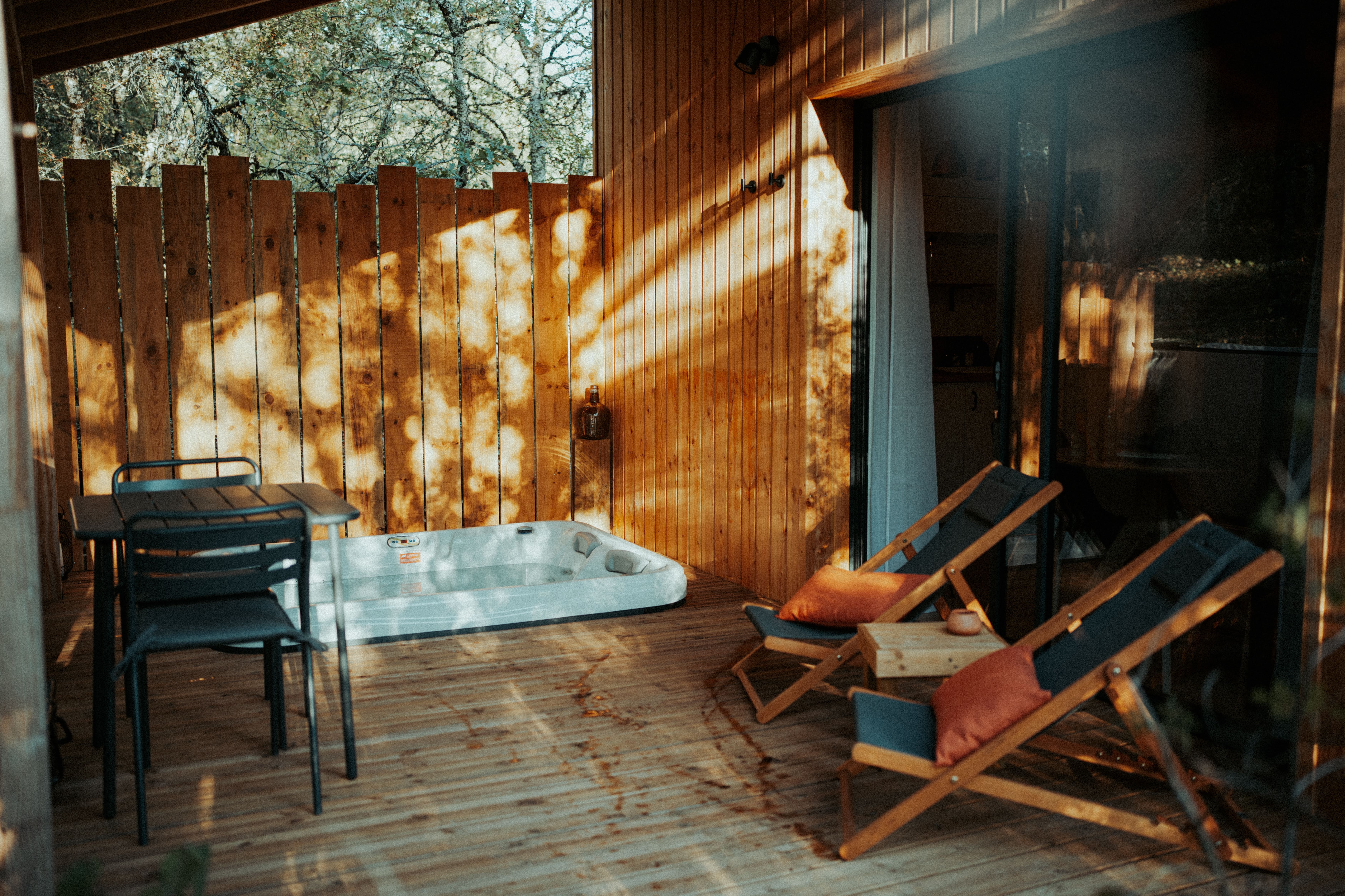Évasion sensorielle dans une cabane avec spa en Midi-Pyrénées