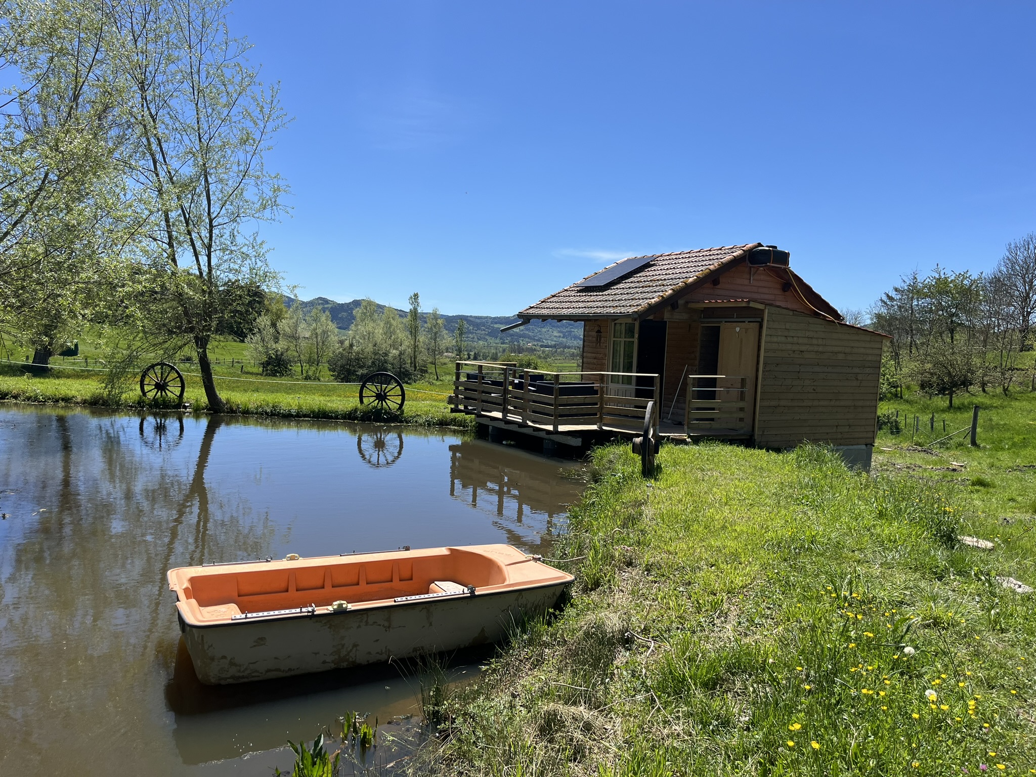 Une cabane au bord de l'eau pour une escapade paisible
