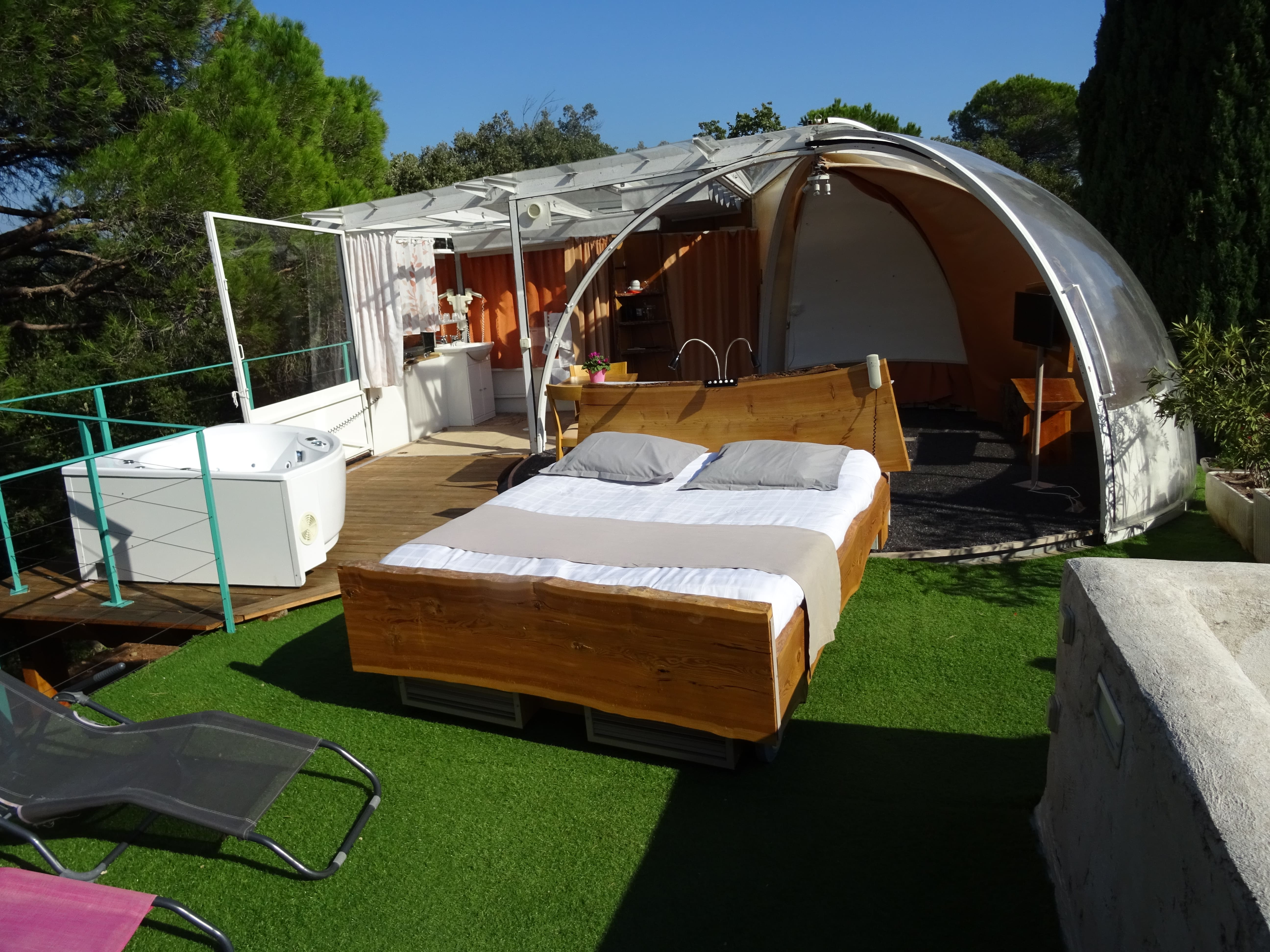 Bulle sur le toit — Nuit étoilée avec baignoire balnéo à Var à Draguignan — chambre