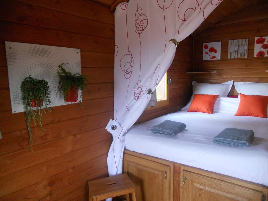 La roulotte Morgane : une échappée belle en Bretagne à Plouec Du Trieux — vue depuis la terrasse