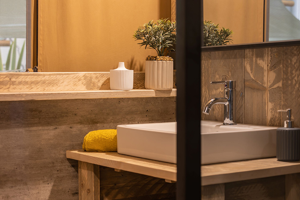 Glamping Lodge 4 personnes — Tente lodge avec spa à Aude à Gaja-et-Villedieu — salle de bain